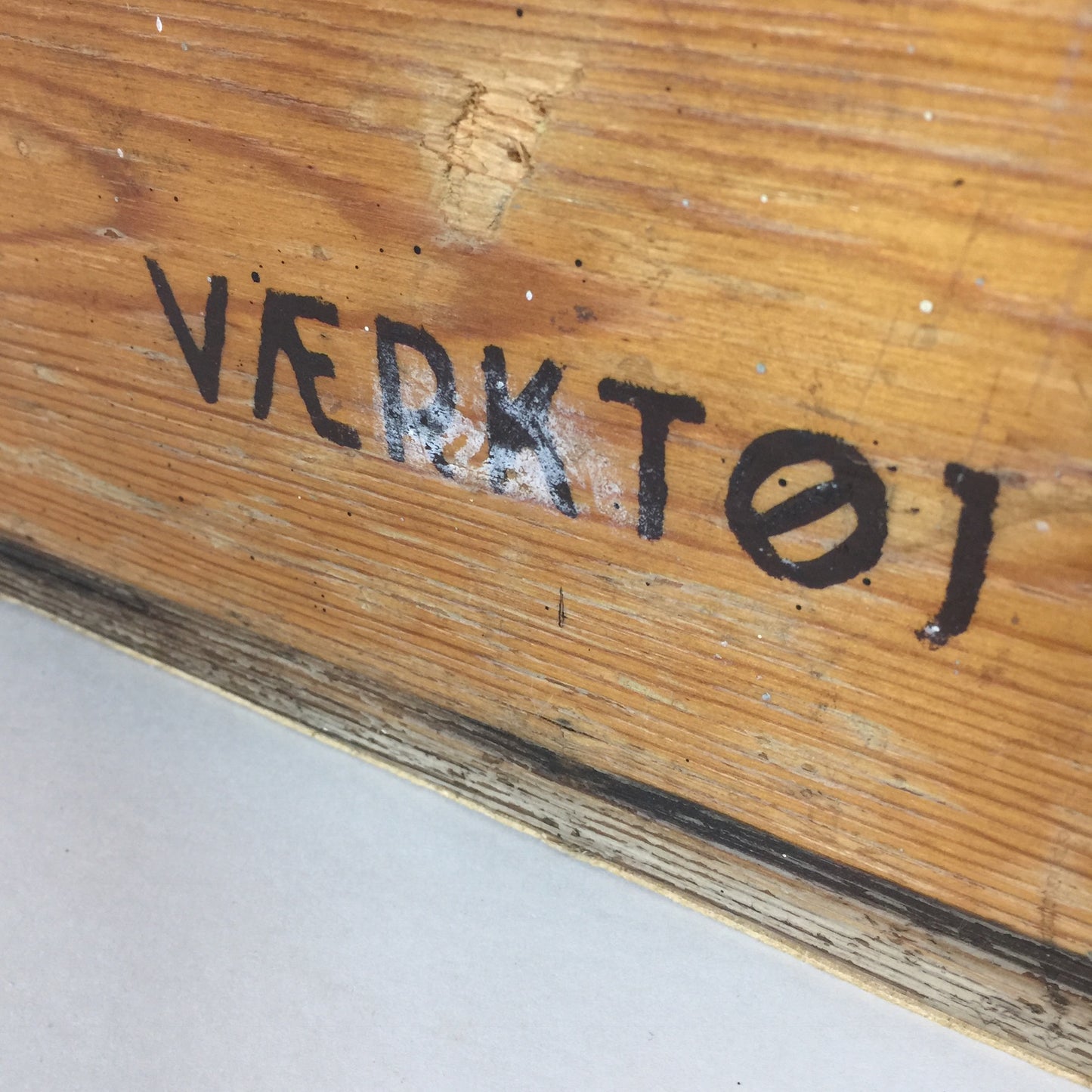 Gammel og sjov kasse til værktøj