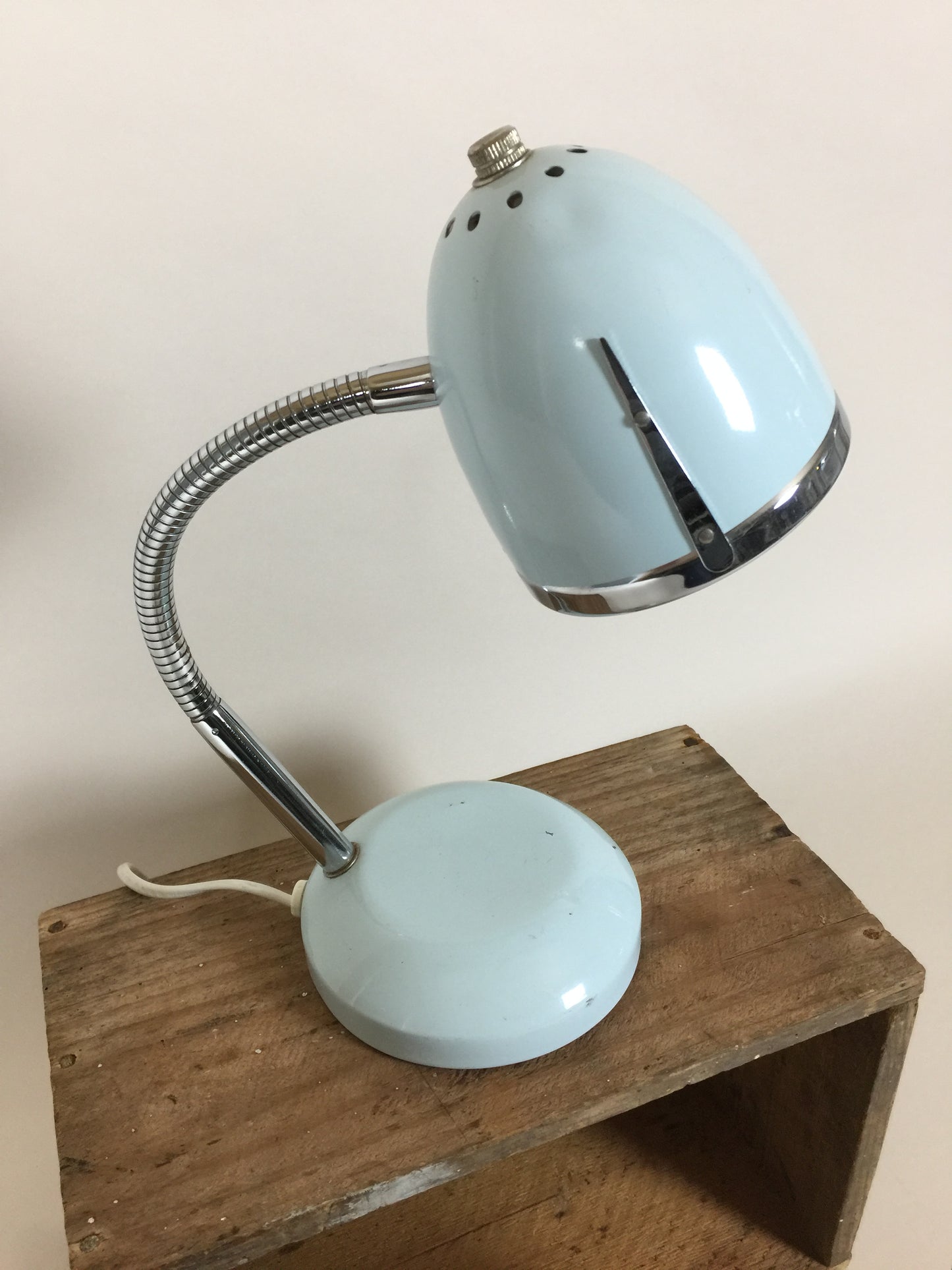 Fin lille lampe med patina