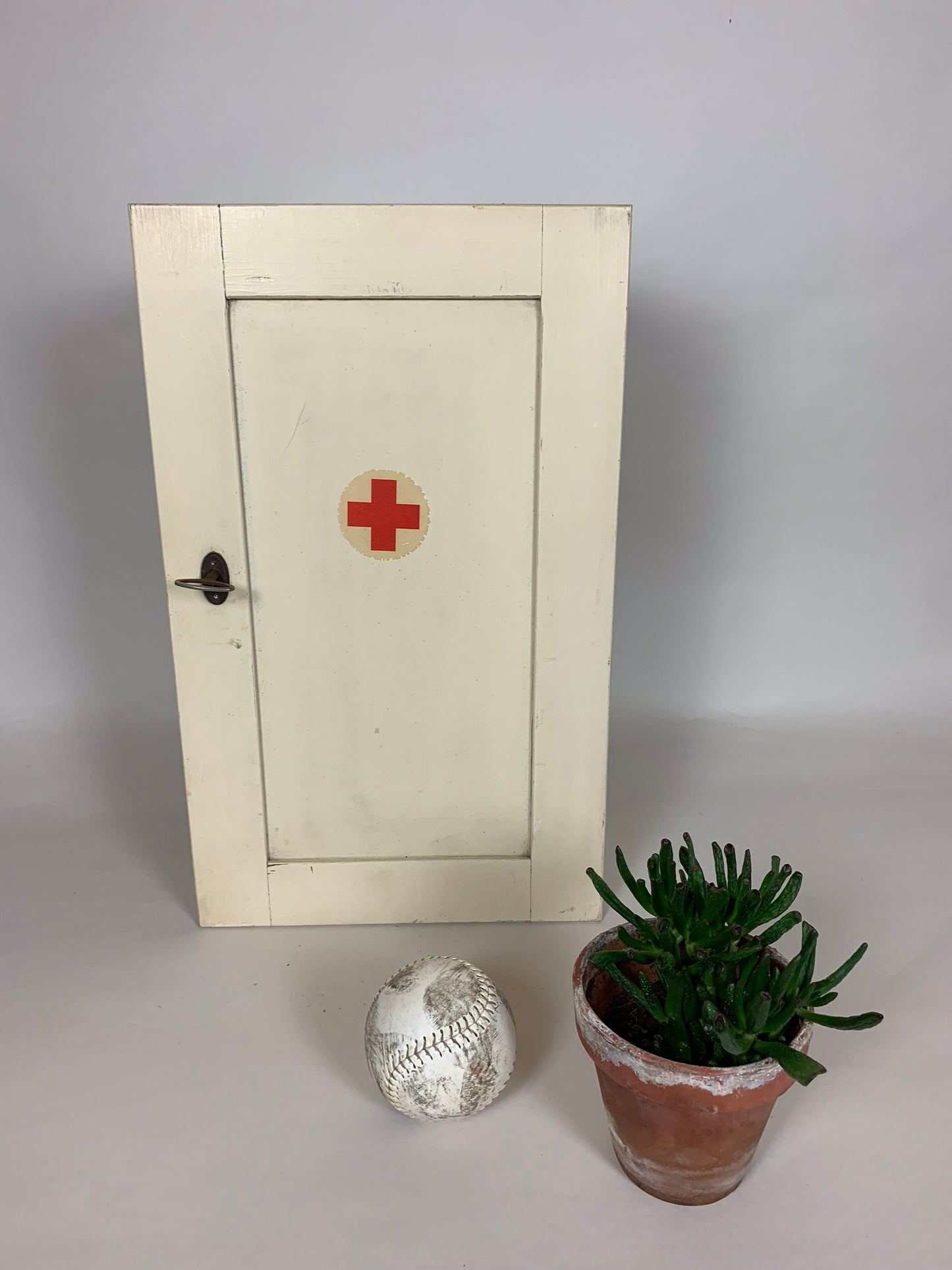 Medicinskab med indhold