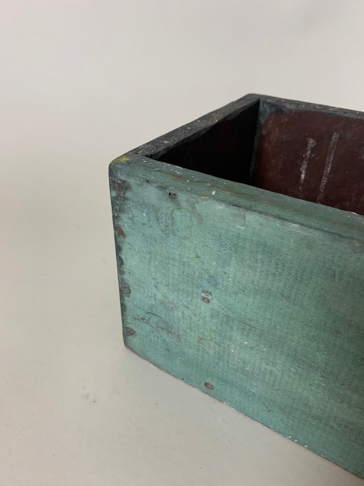 Grøn trækasse med patina