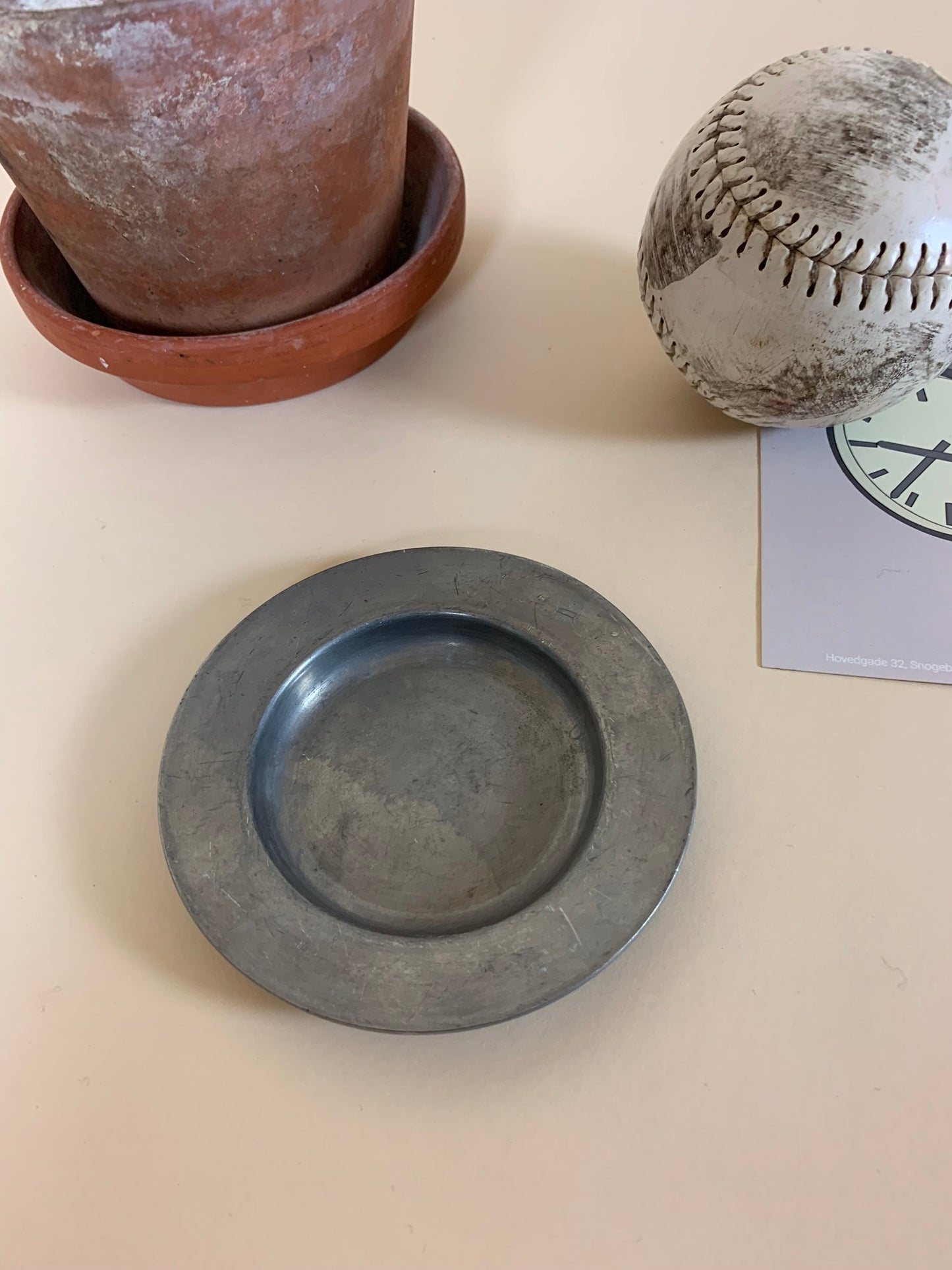 Lille skål i tin med stempel