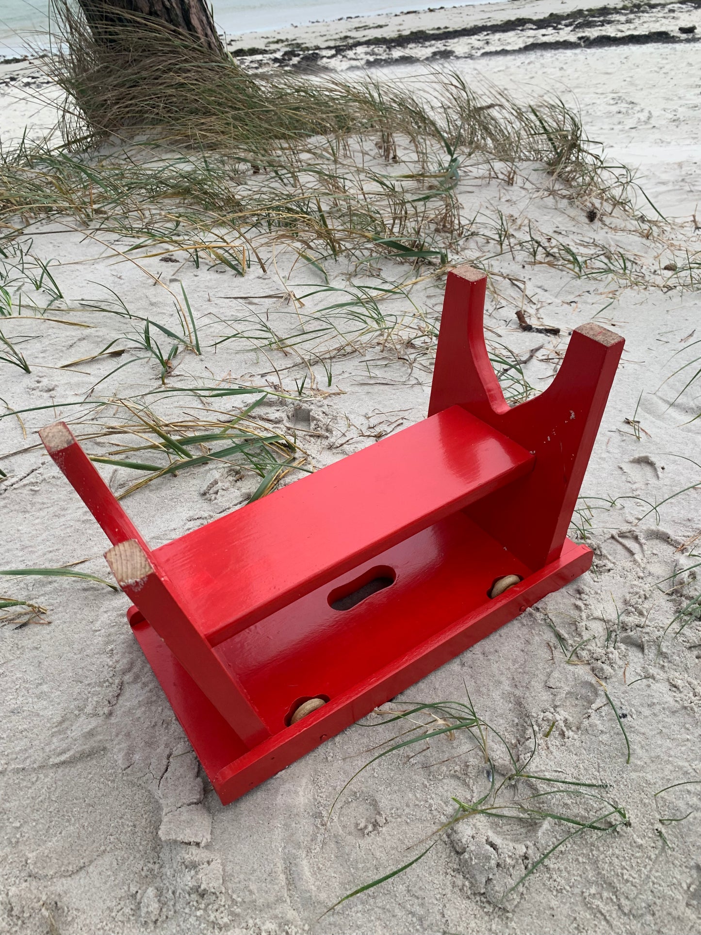 Rød skammel med hjul