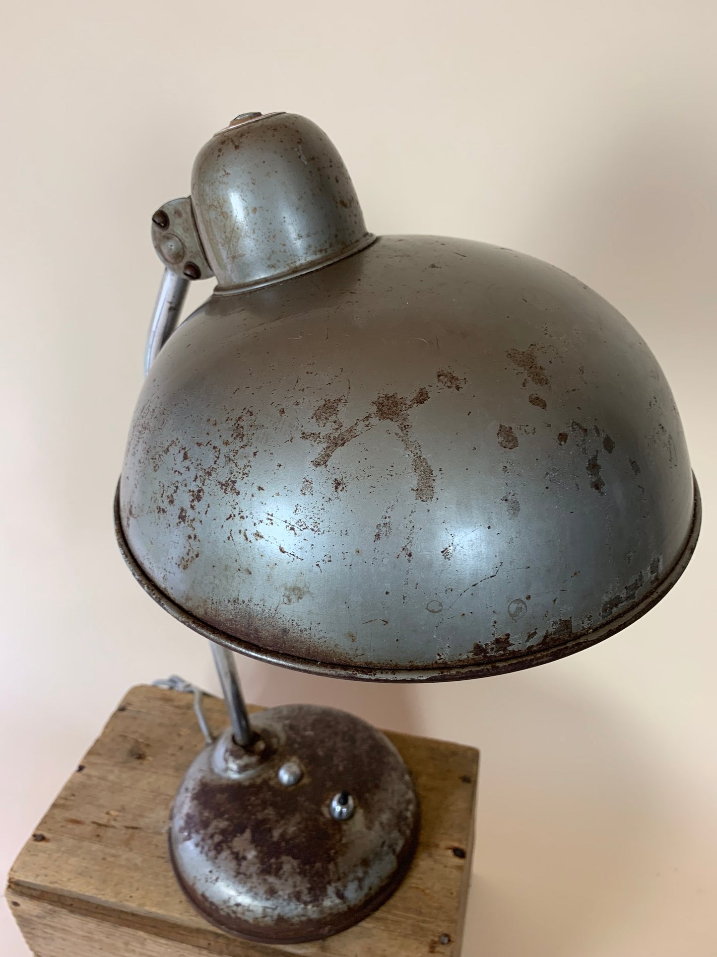 Helo bordlampe med masser af skøn patina