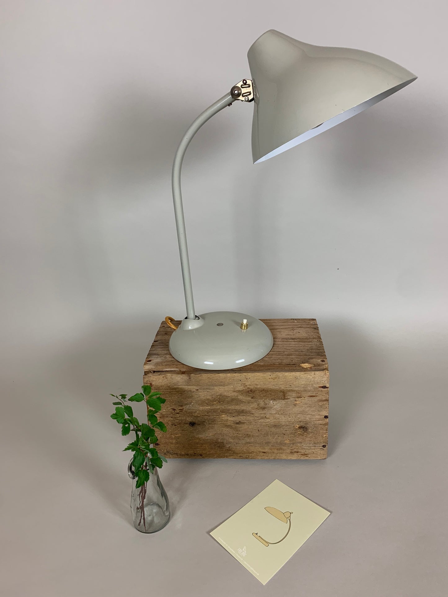 Grå Hala bordlampe med skønne bløde linier