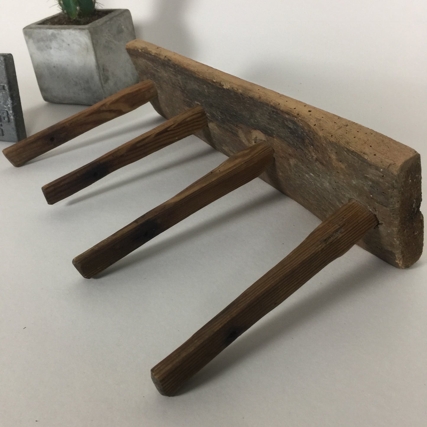 Meget rustik og patineret træknage