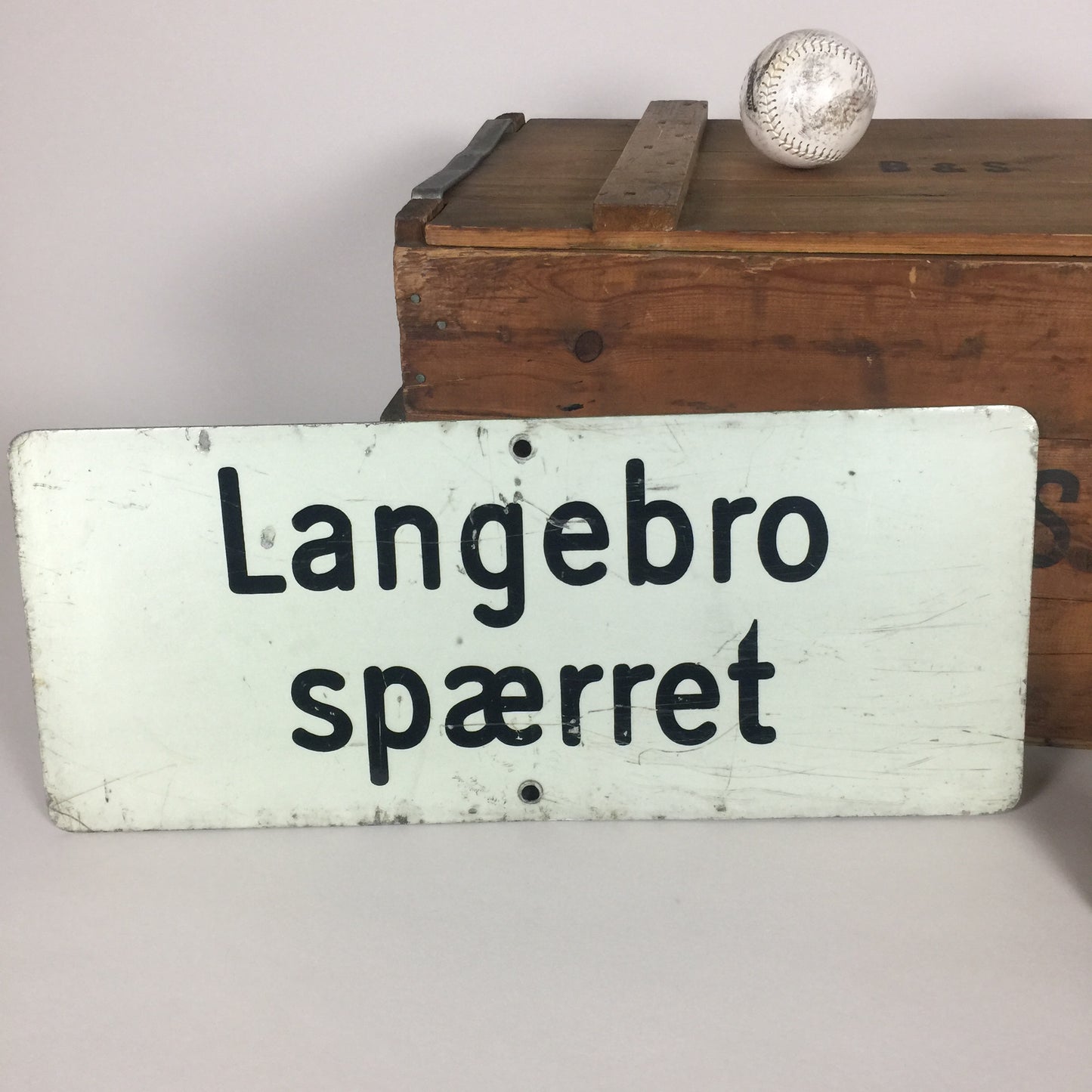Skilt fra bro i København