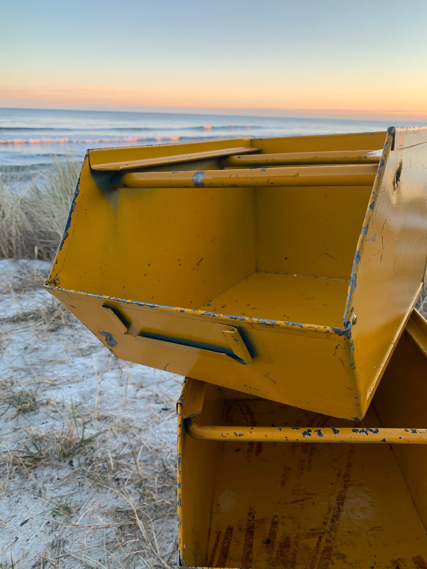 Gul stabelbar metalkasse