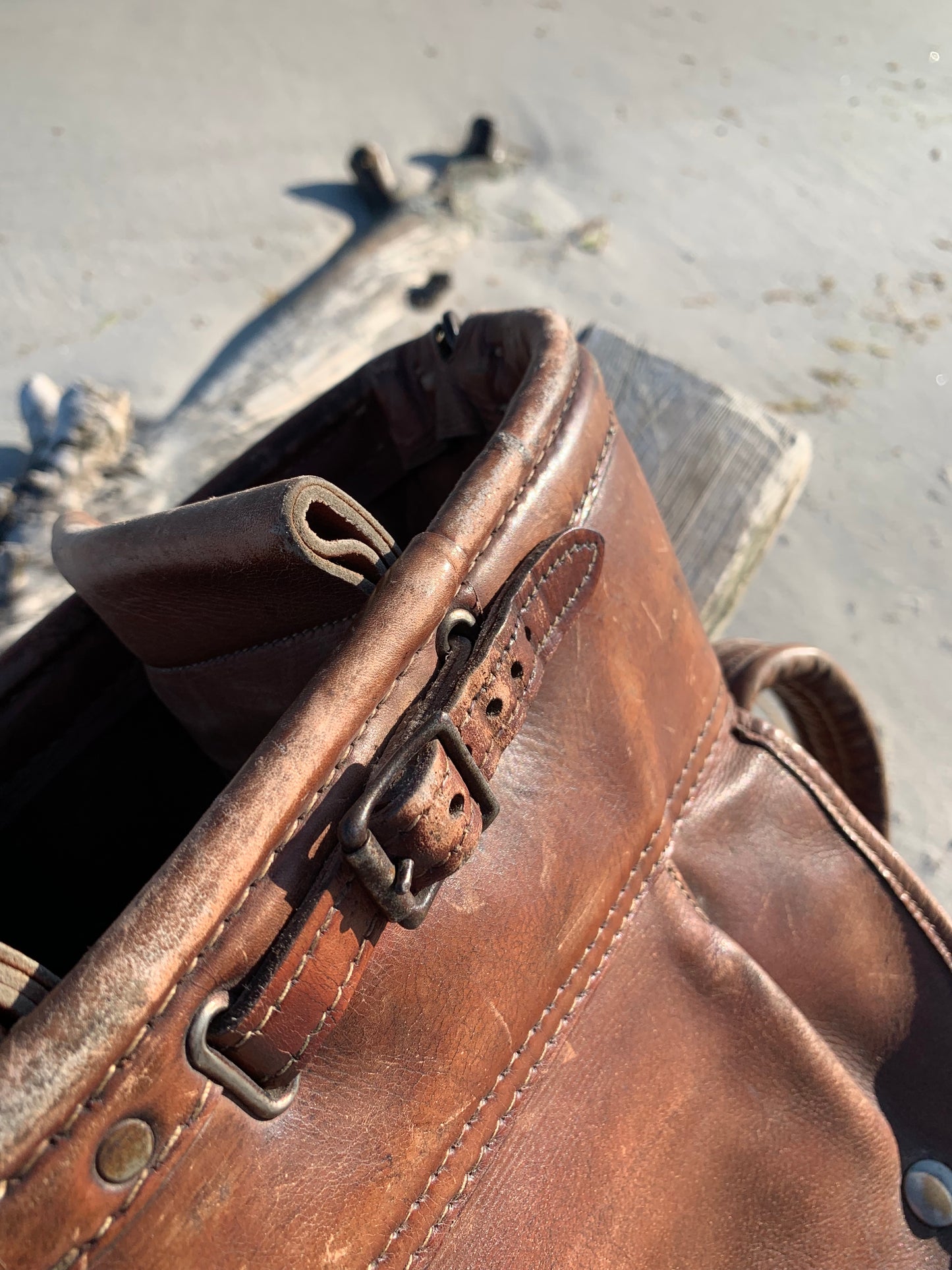 Gammel golfbag i læder med to gamle køller