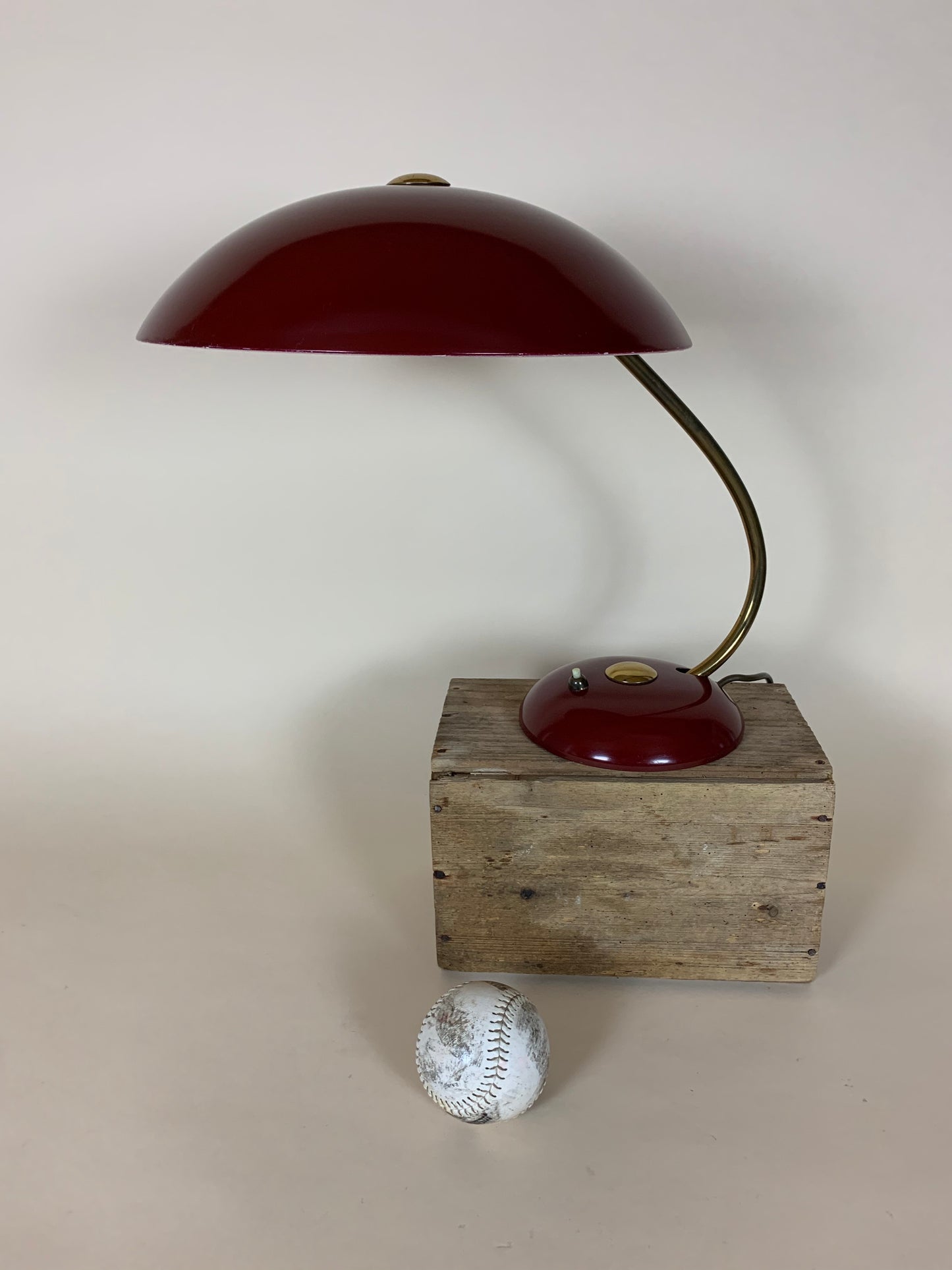 Helo vintagelampe i mørk rød