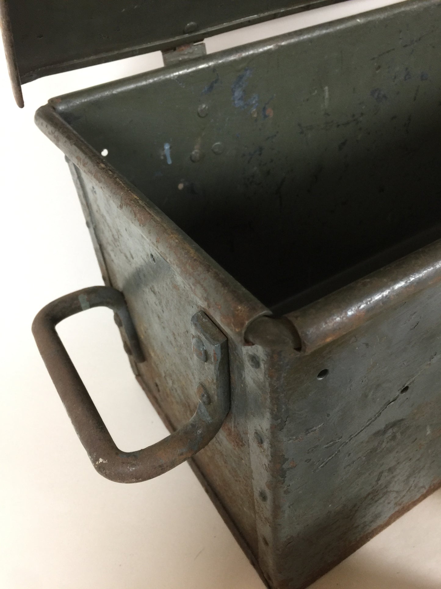 Fin gammel Metalkasse med sjove detaljer