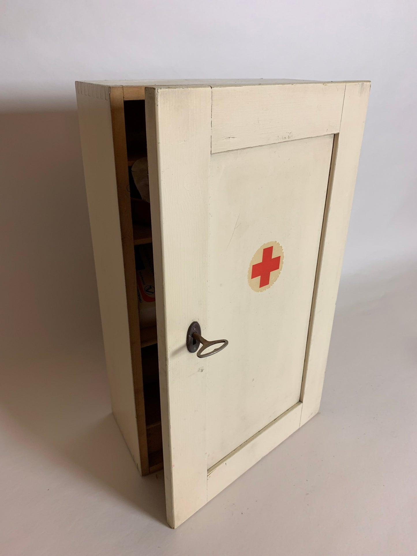 Medicinskab med indhold