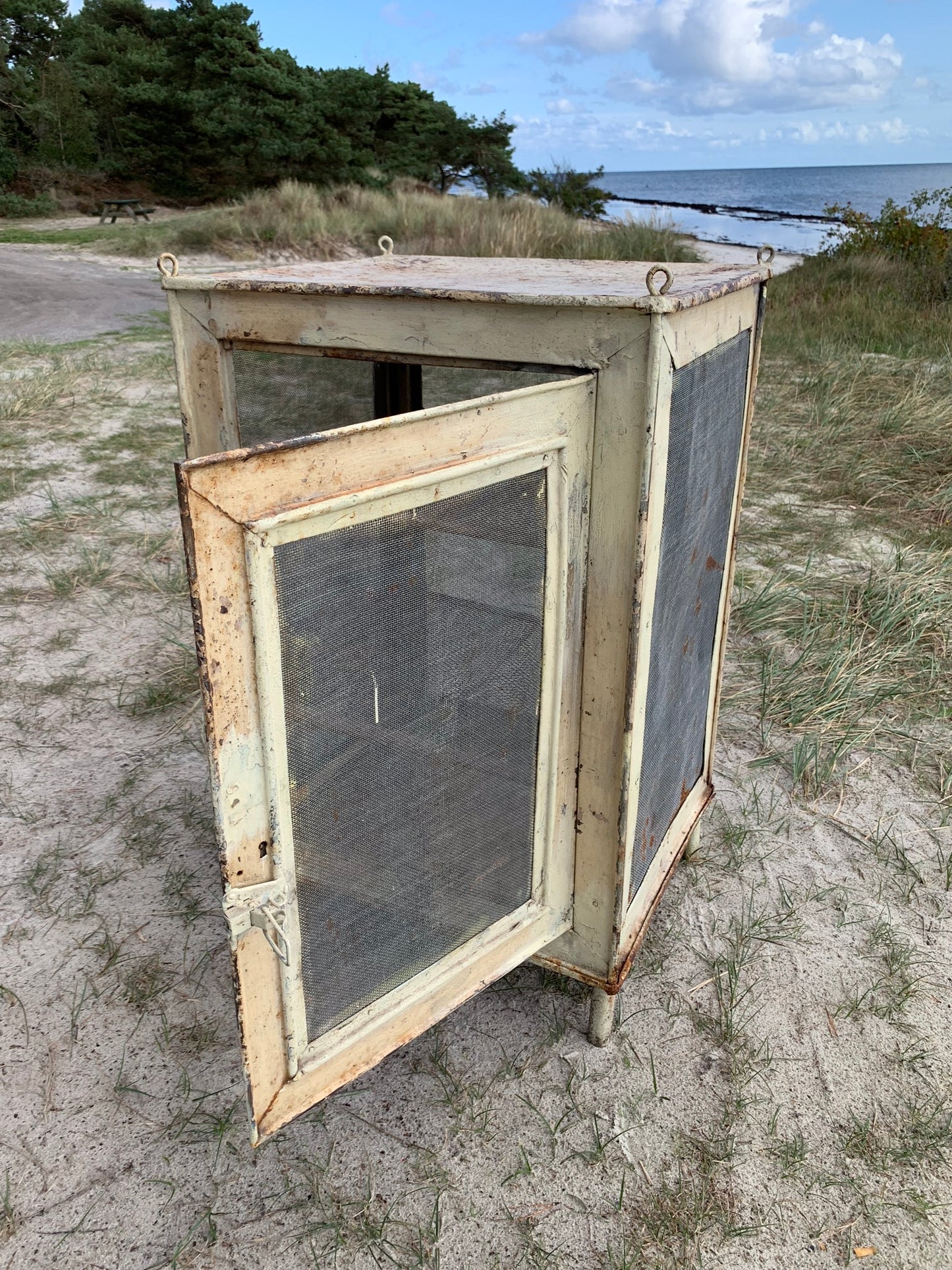 Skønt Flueskab med ben og hylder