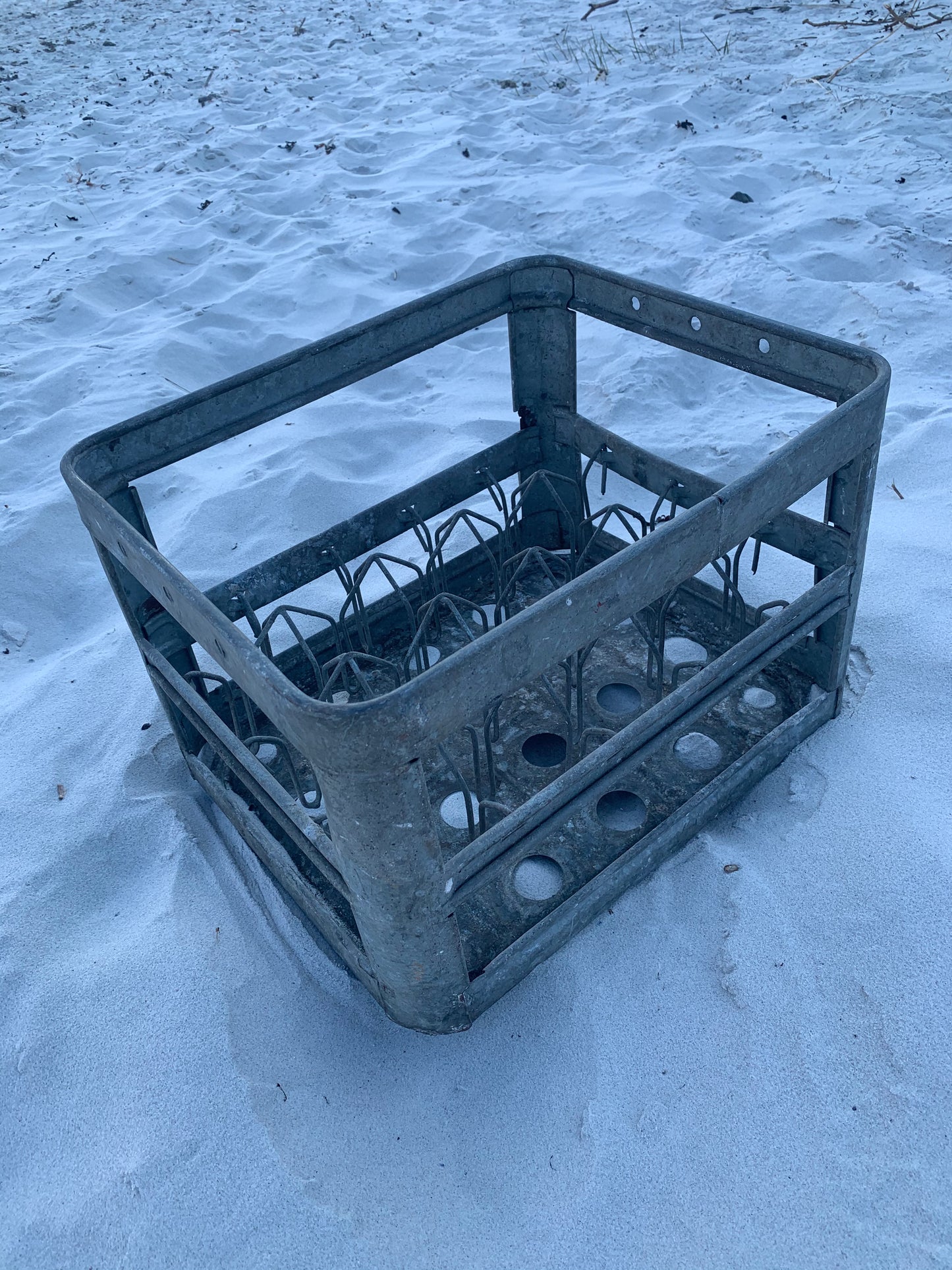 Skøn metalkasse til flasker
