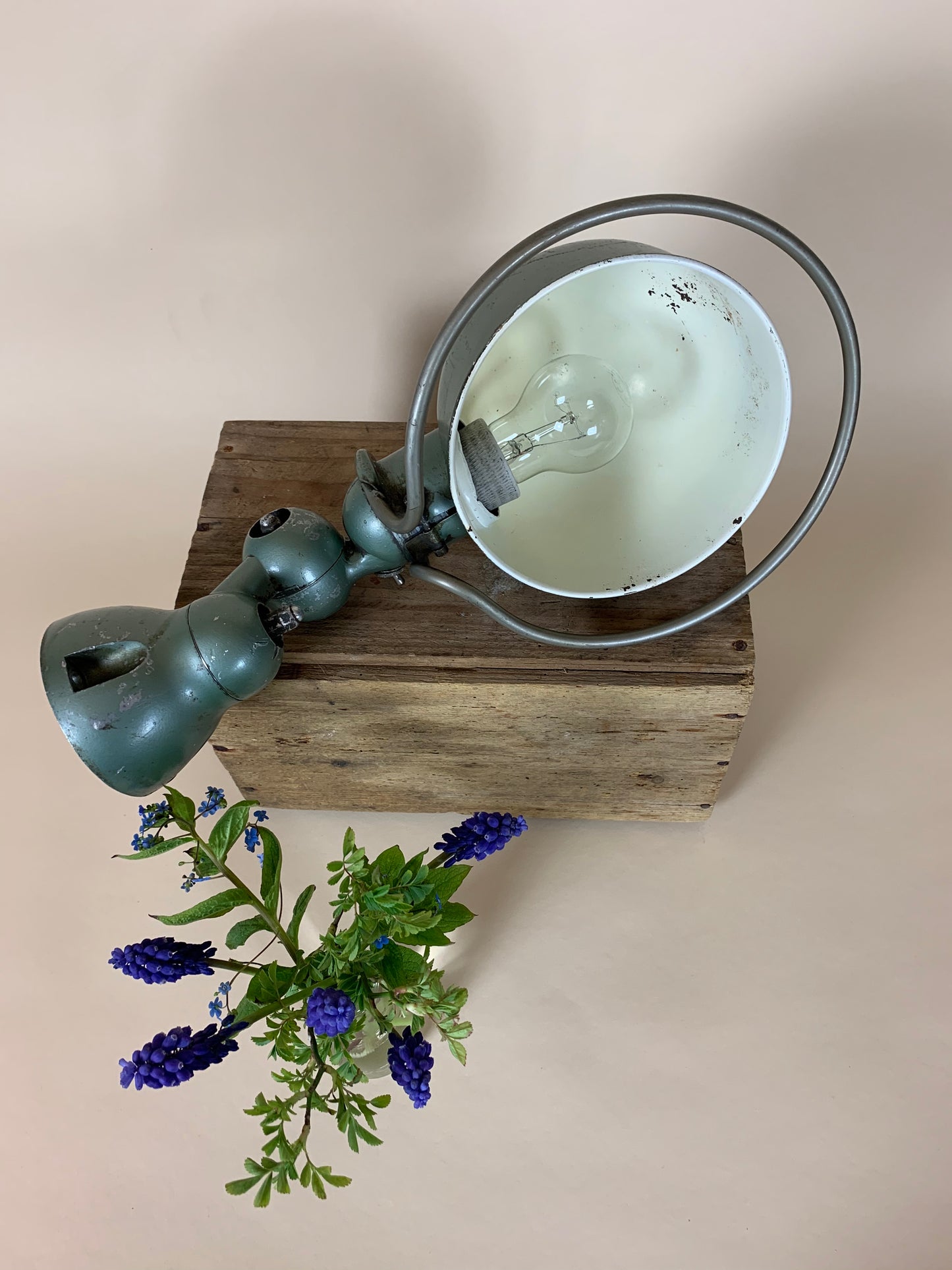 Grøn Jieldé væglampe med masser af patina