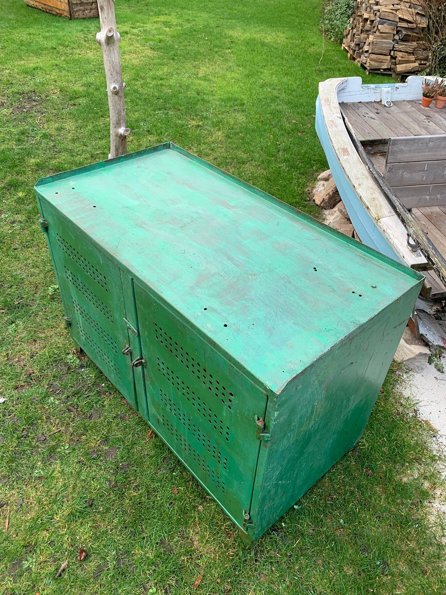Grønt metalskab/bord med masser af rå charme