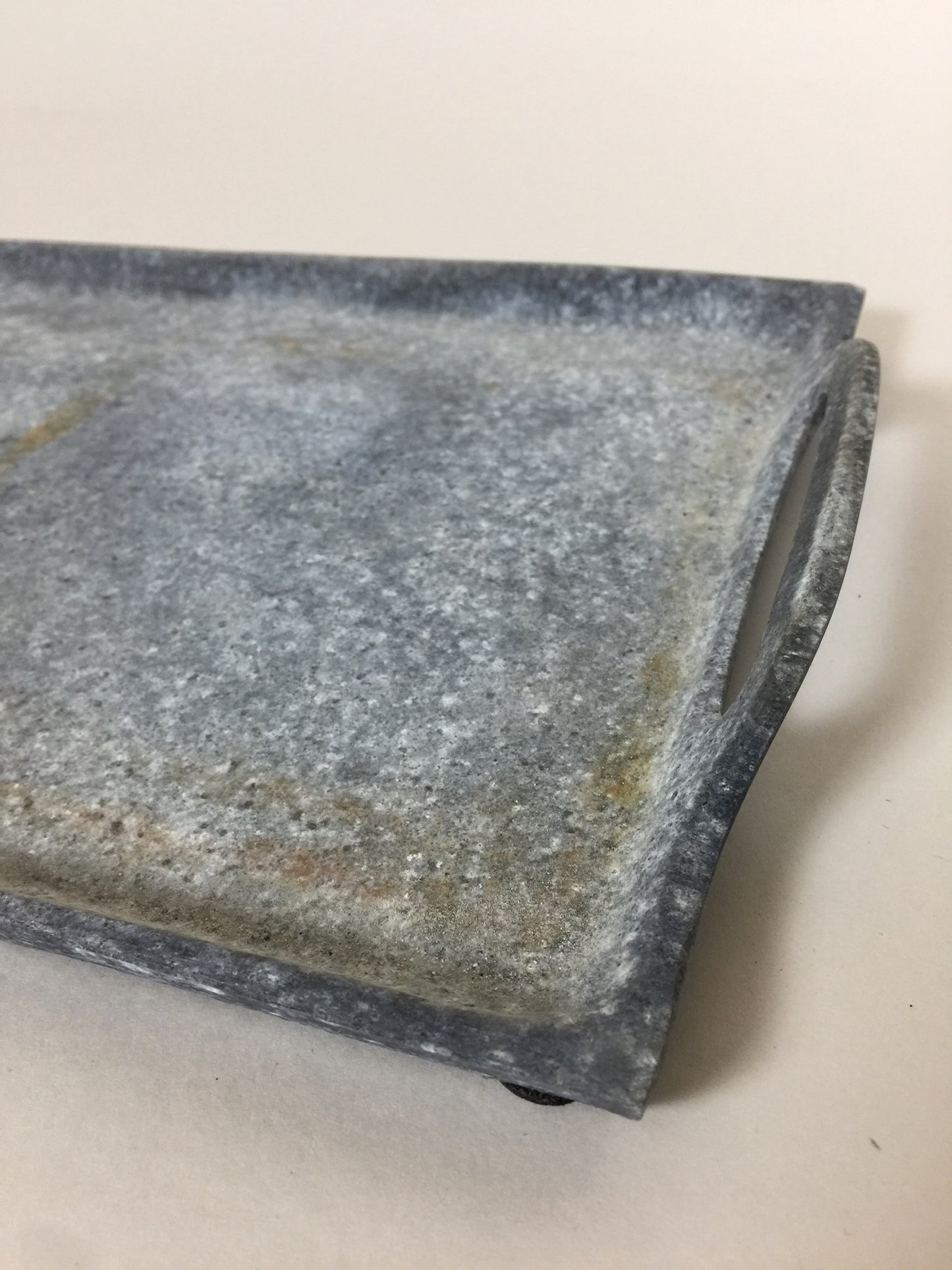 Rå metalbakke med patina