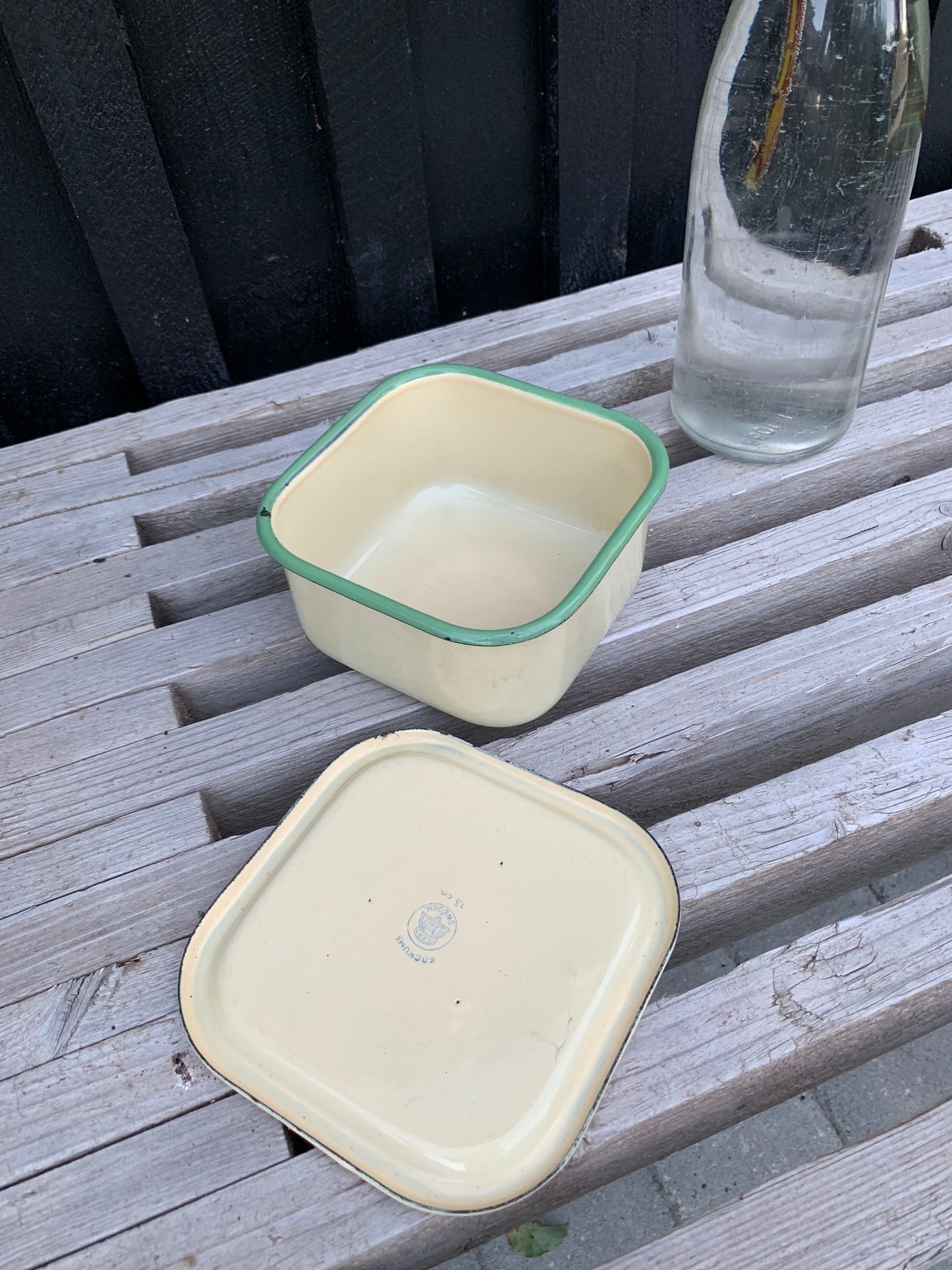 Emaljekrukke med låg