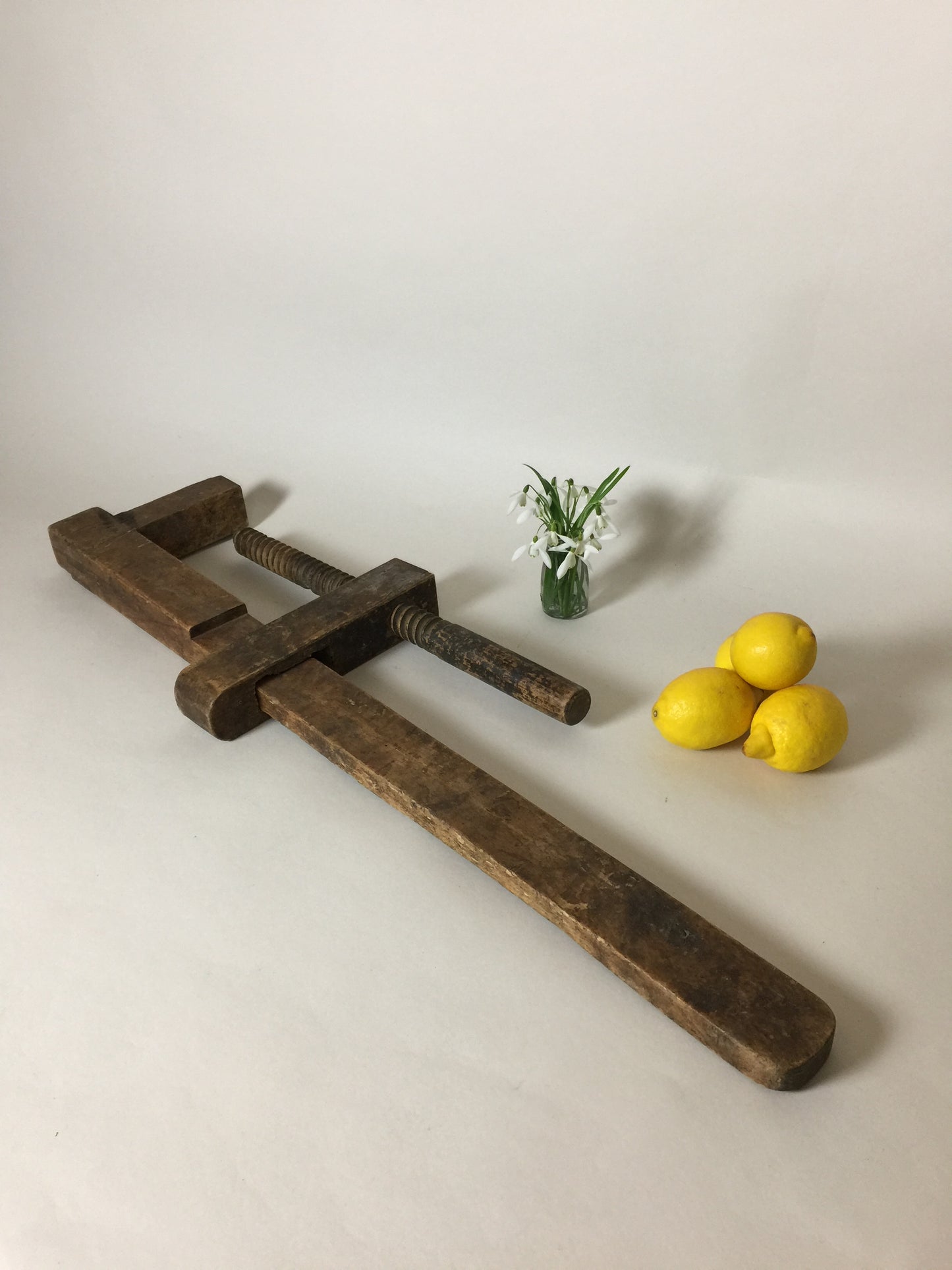 Stor gammel skruetvinge med skøn patina