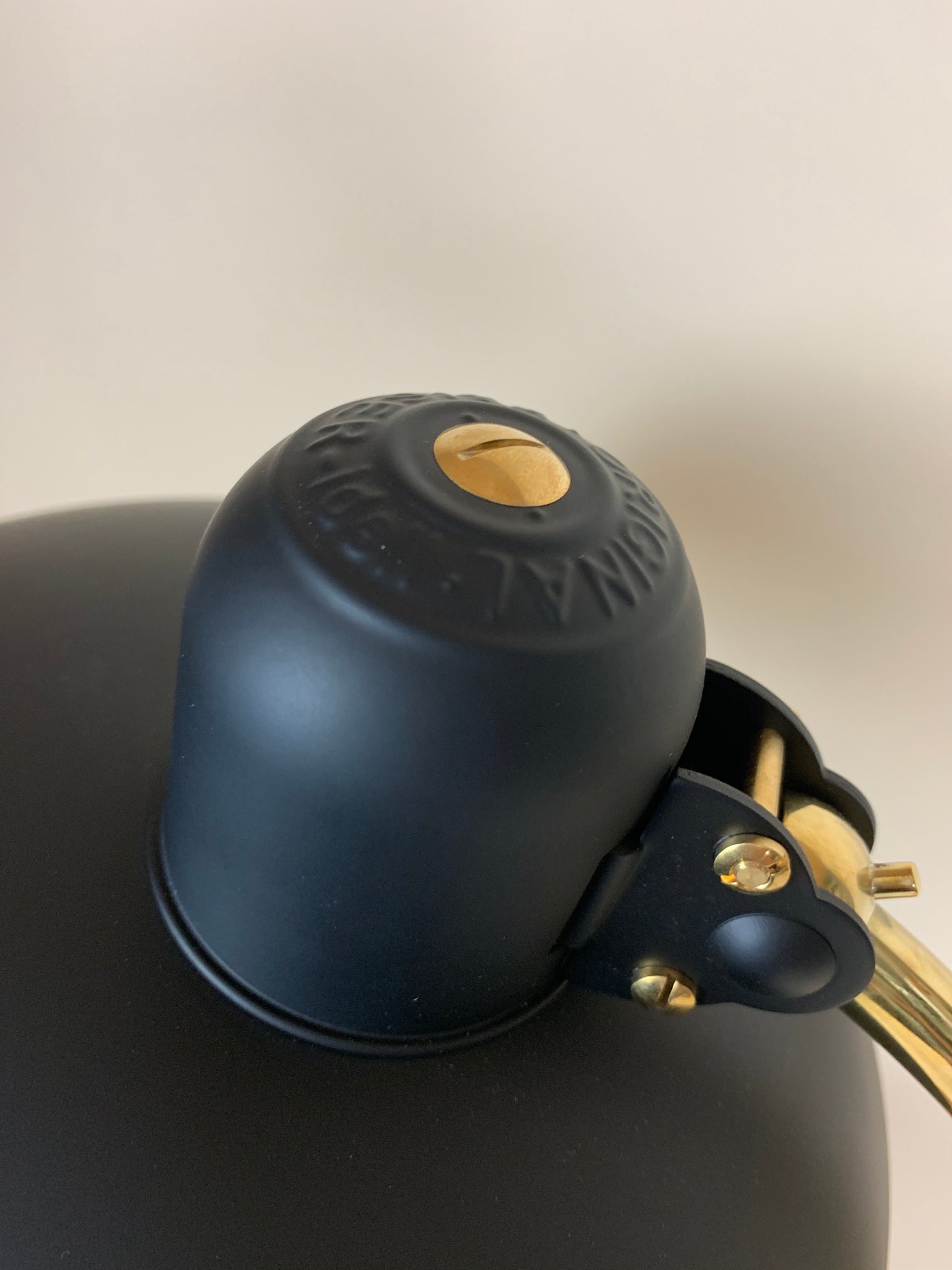 Kaiser Idell bordlampe - Mat sort med messing