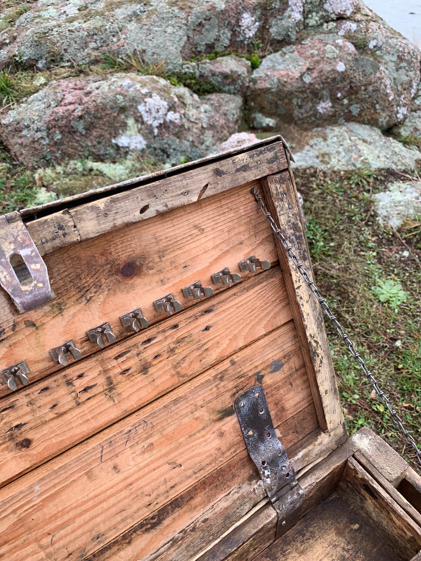 Værktøjskasse med metallåg og sjove detaljer