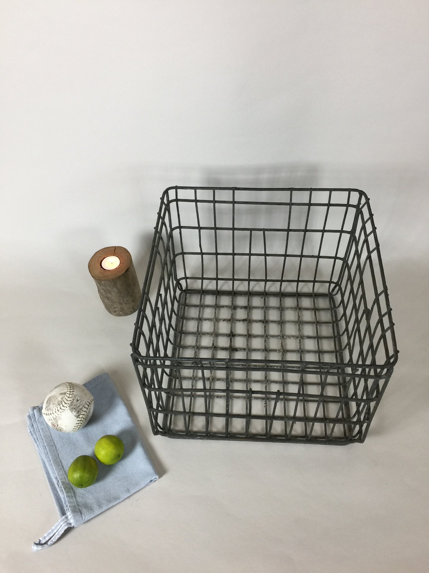 Skøn og lækker metal trådkurv