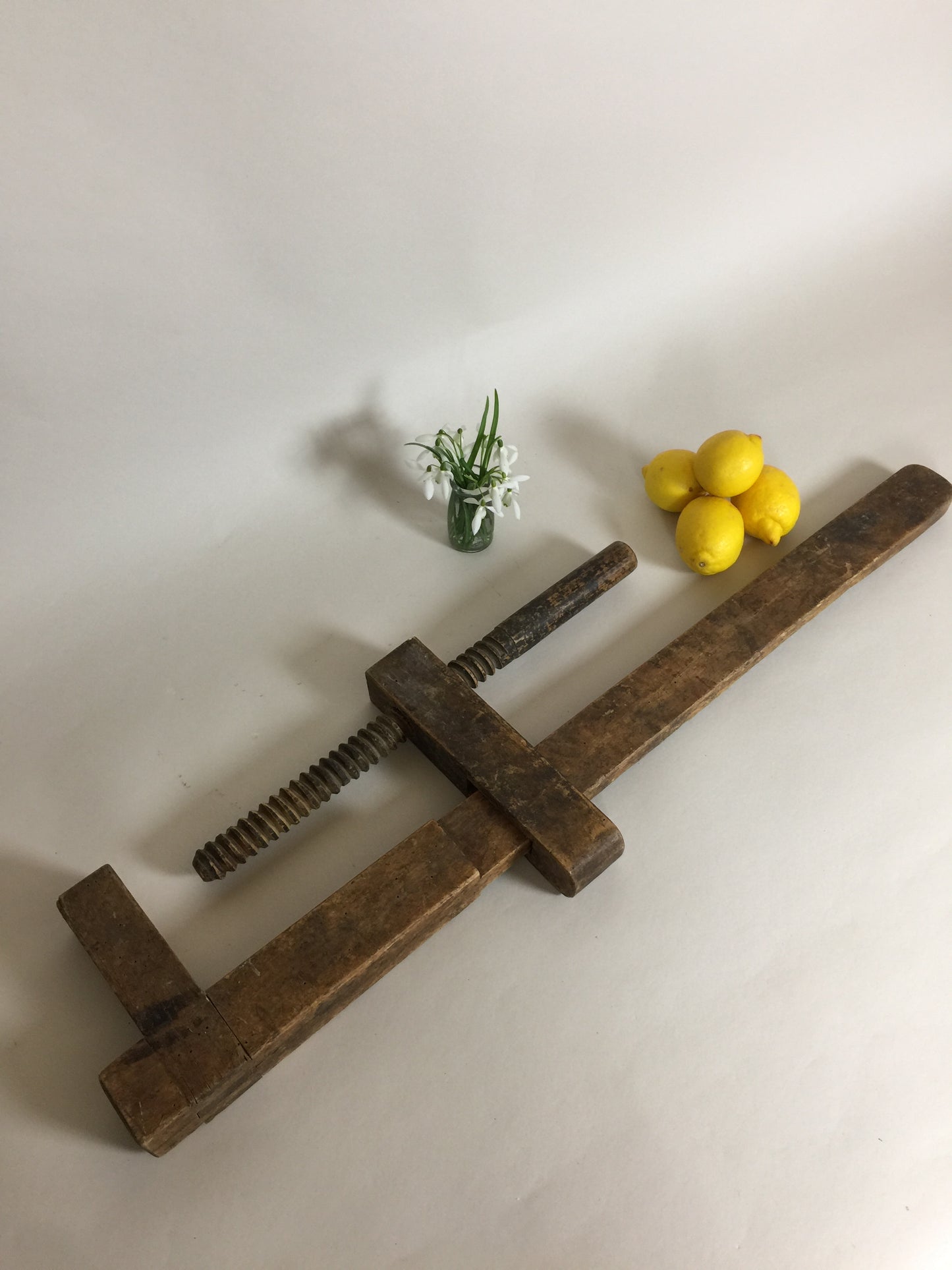 Stor gammel skruetvinge med skøn patina