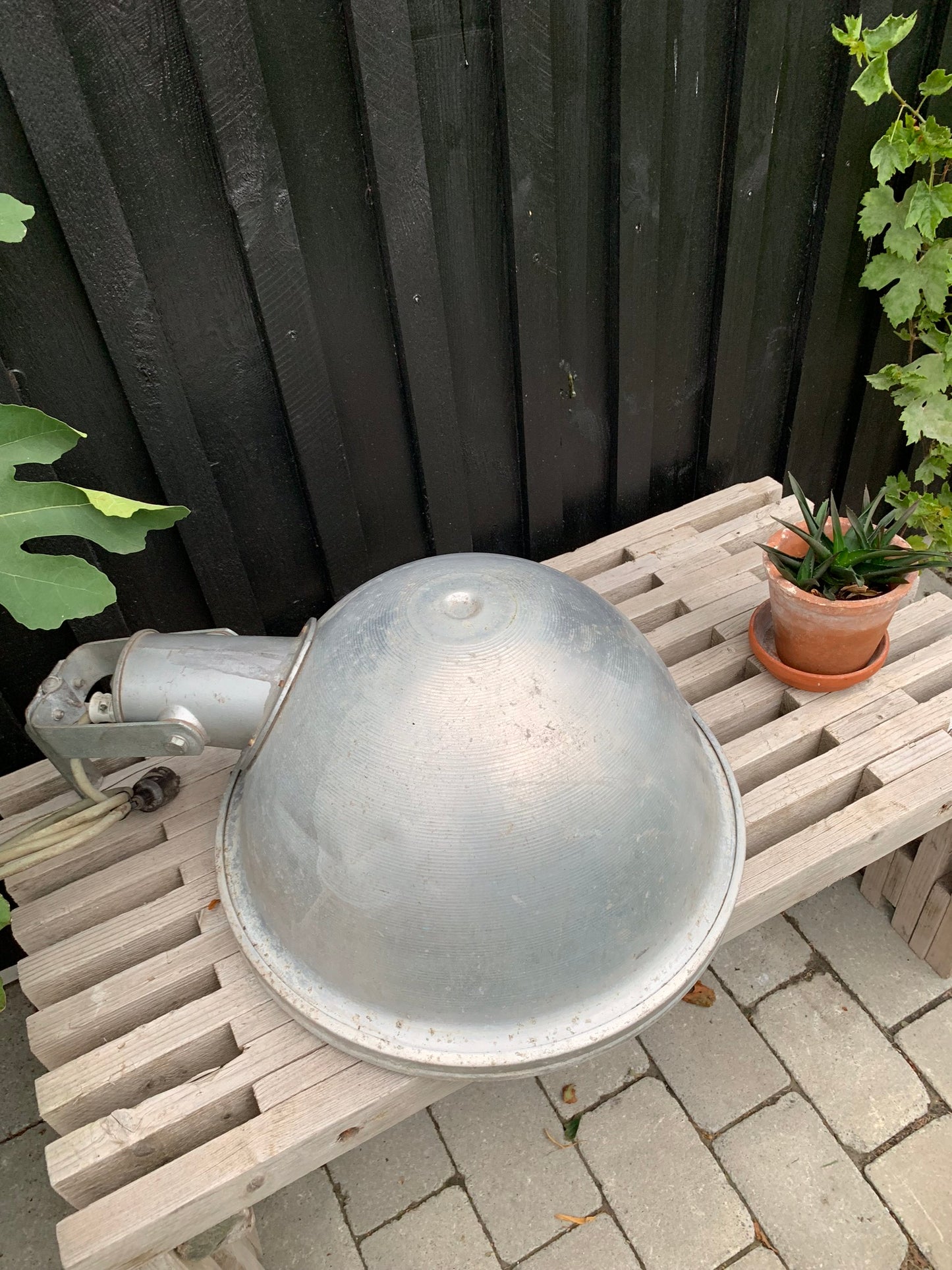Stor rå projektør