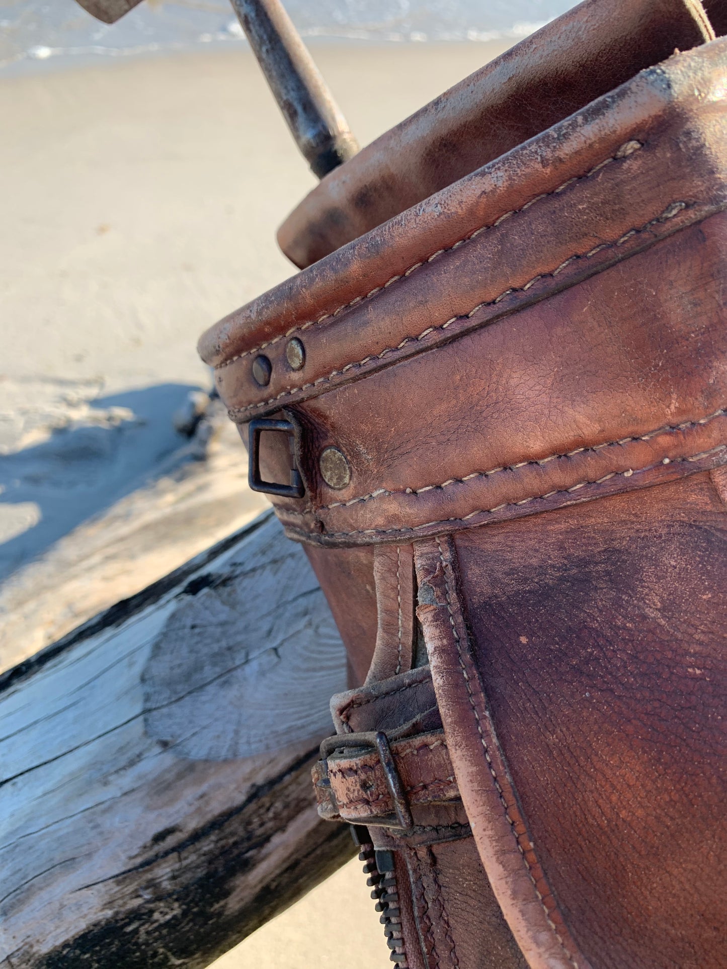 Gammel golfbag i læder med to gamle køller