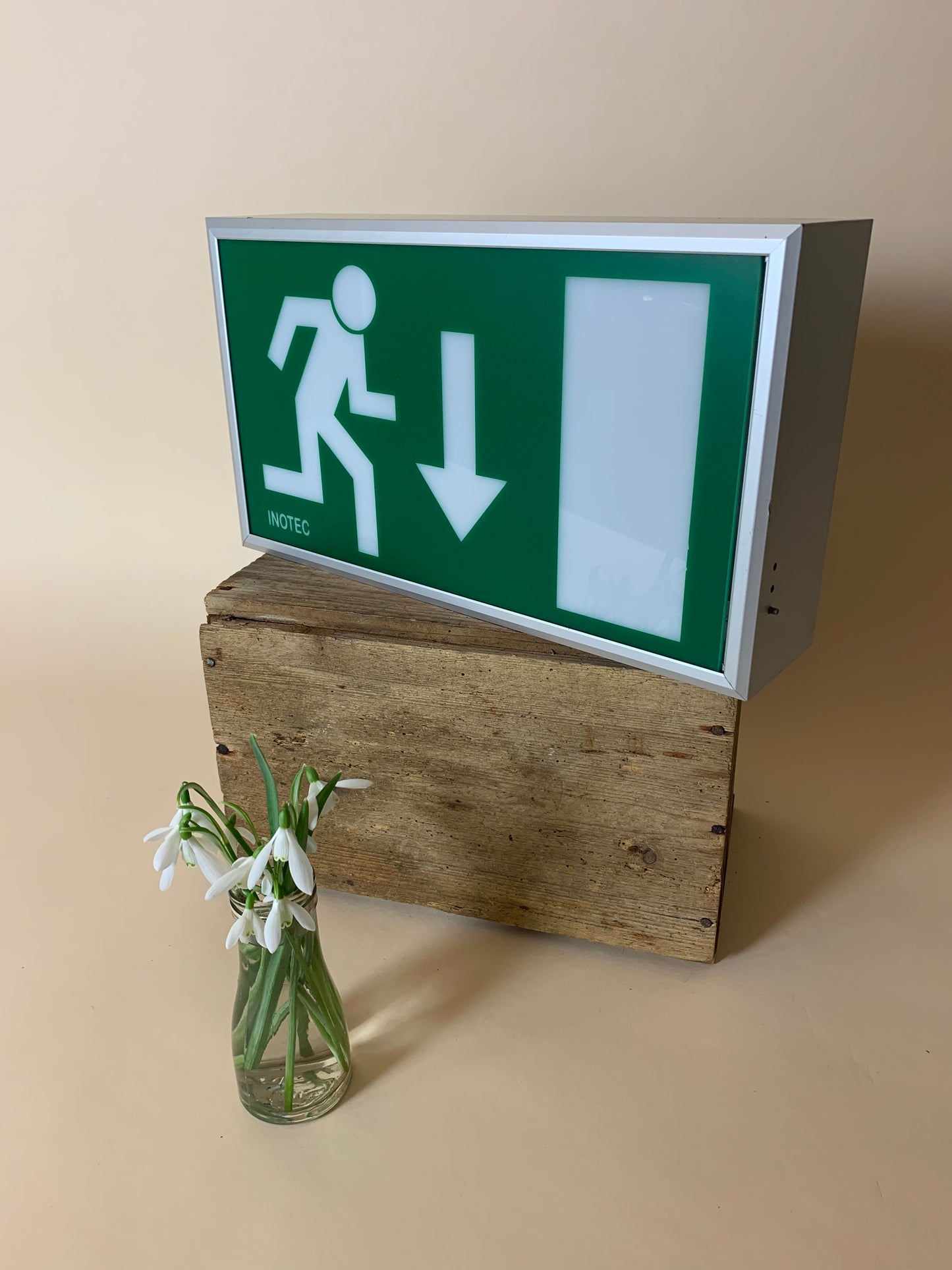 Lysskilt der fungerer som lampe