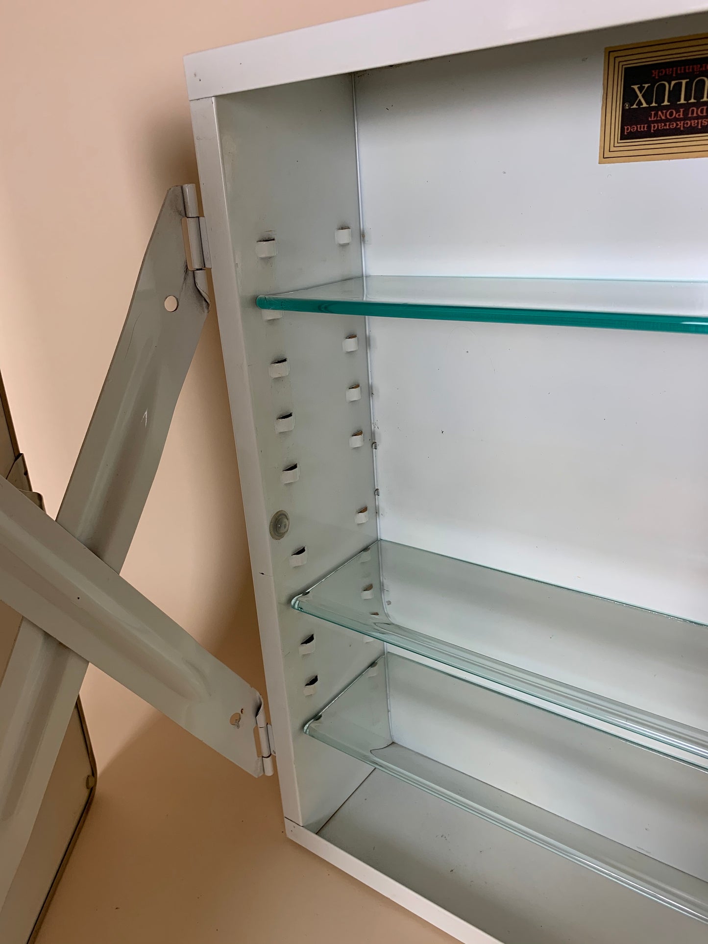 Medicinskab i rå stil med spejl