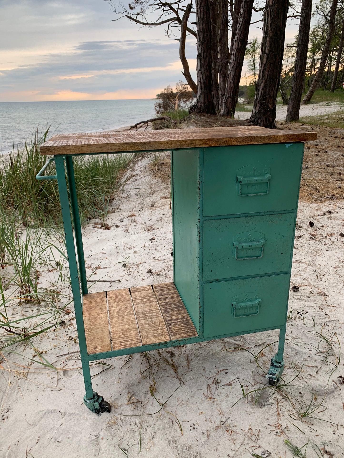 Rullebord med tre skuffer