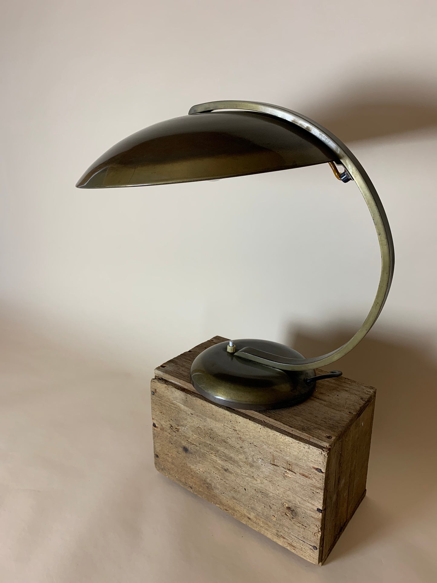 Gleibo lampe af Egon Hillebrand i mørkpoleret messing