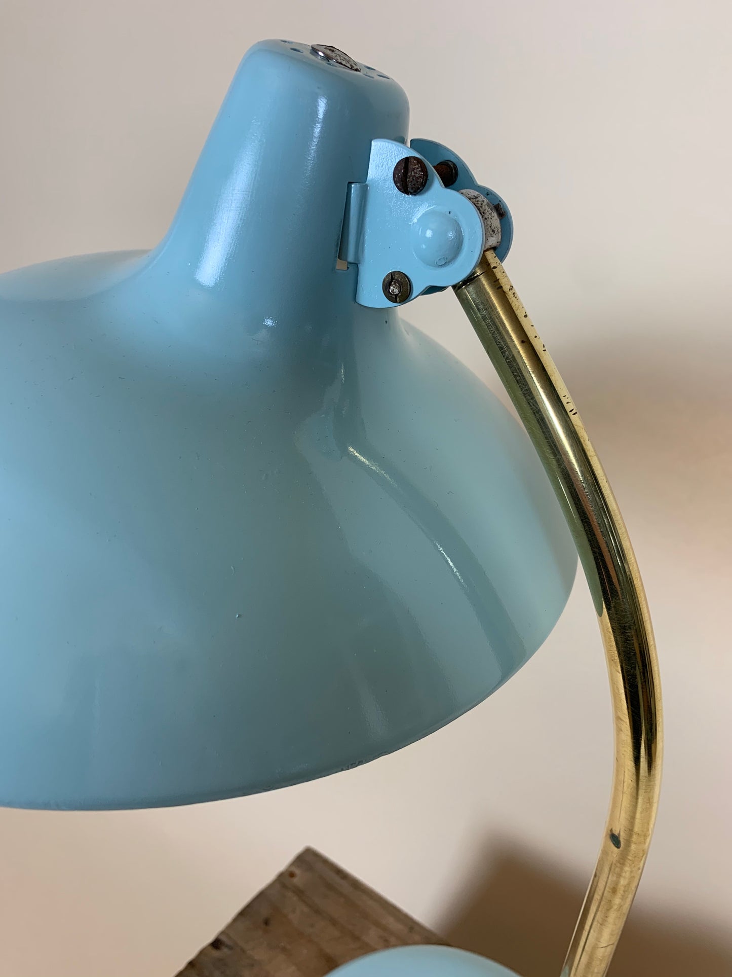 Christian Dell lampe 6786 i lyseblå med messingarm