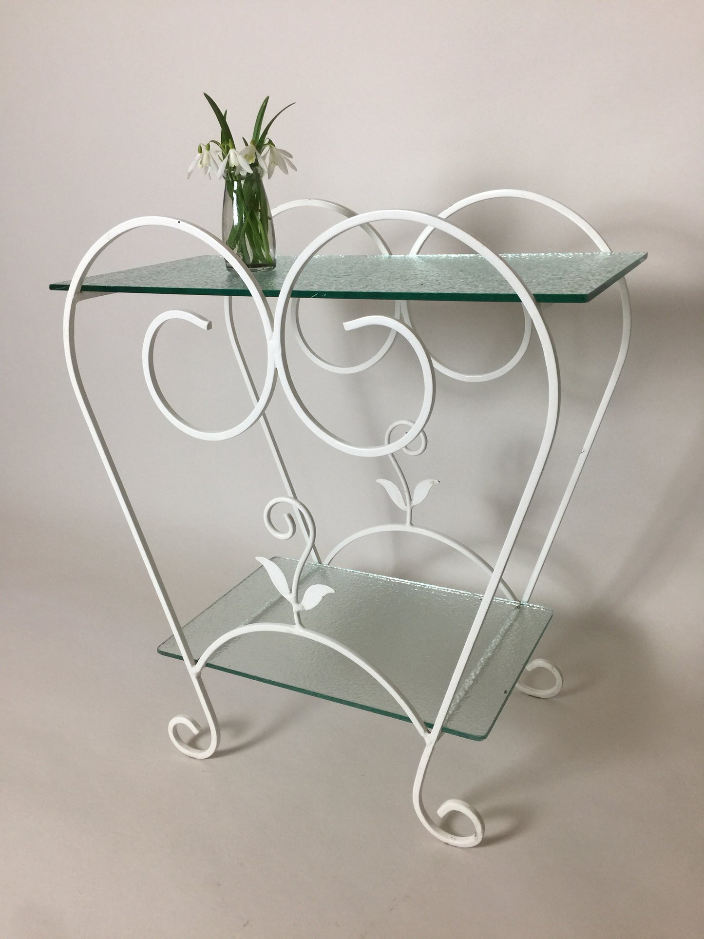 Fint og gammelt bord eller reol med glas