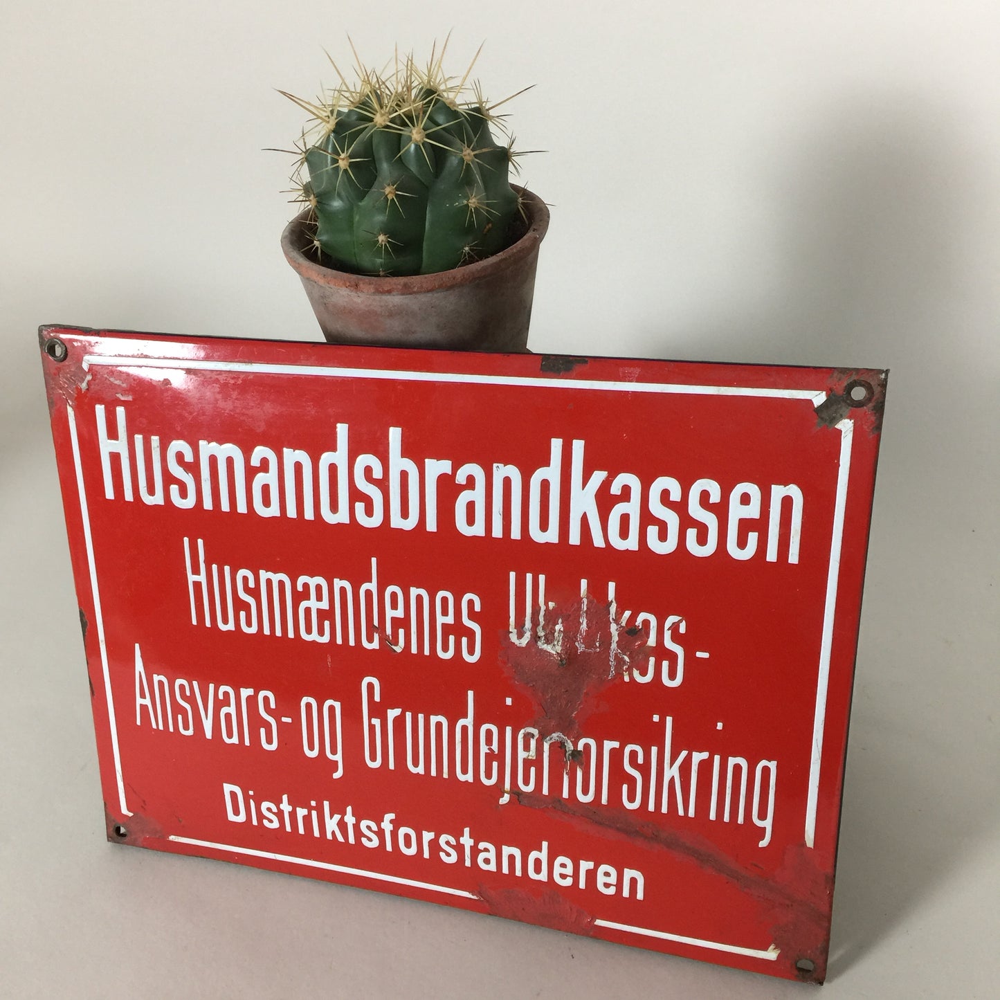Gammelt emaljeskilt med masser af patina