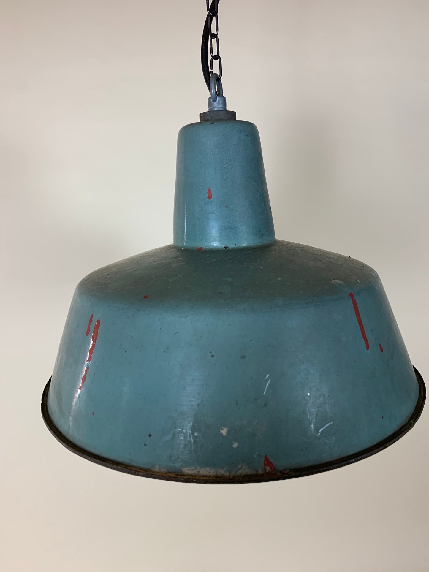 Lampe i støvet blå med masser af patina