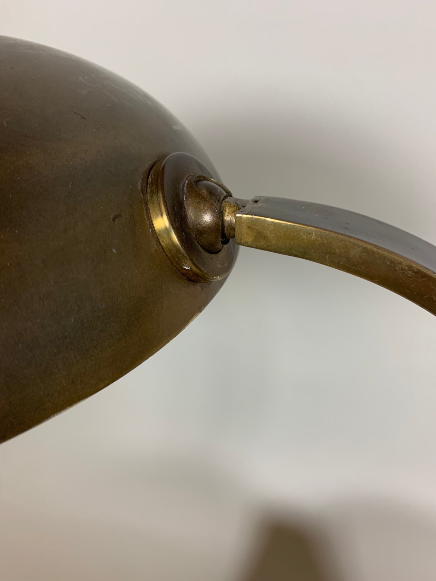 Gecos bordlampe i messing