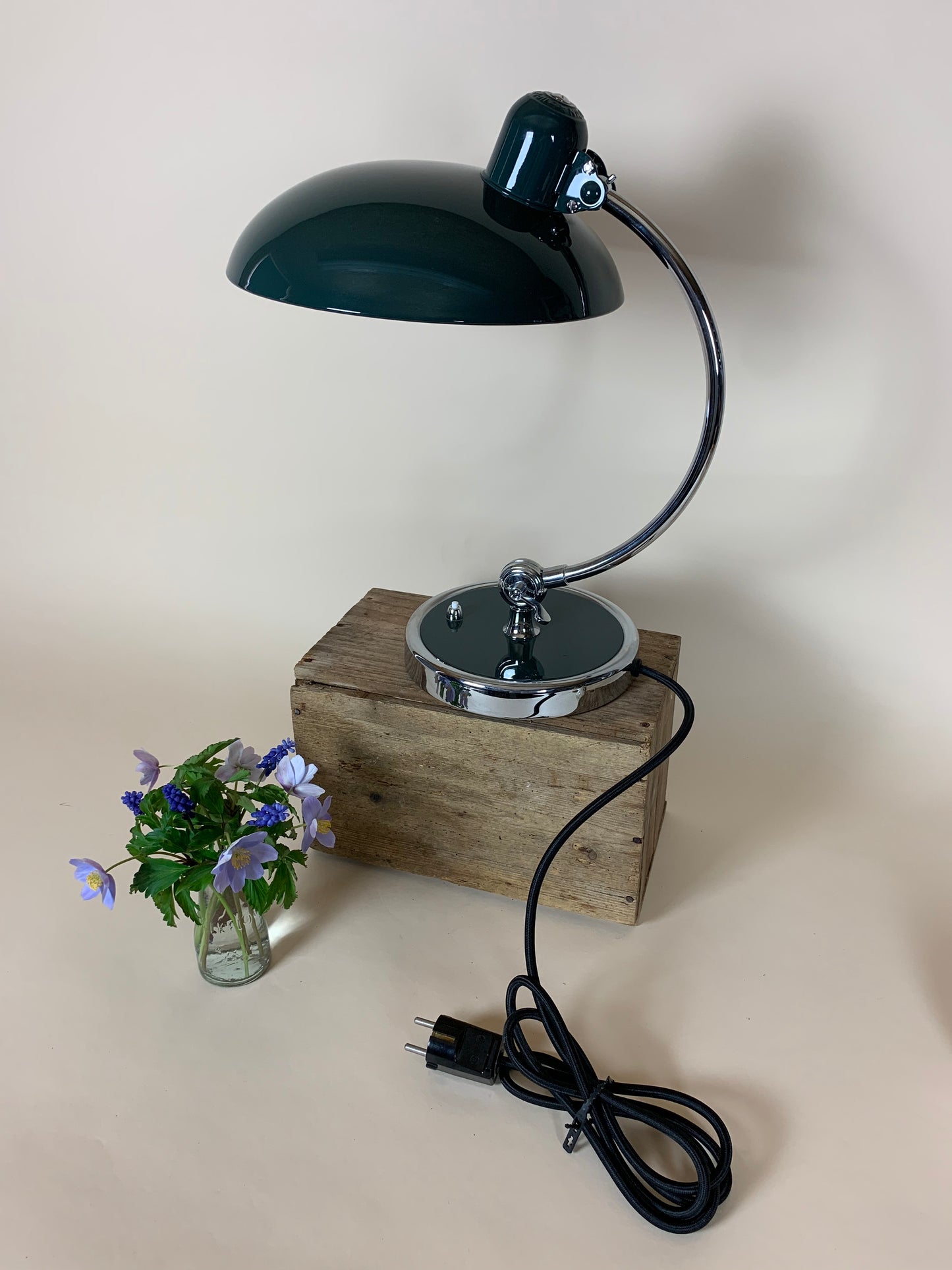 Kaiser Idell 6631 bordlampe i mørk grøn