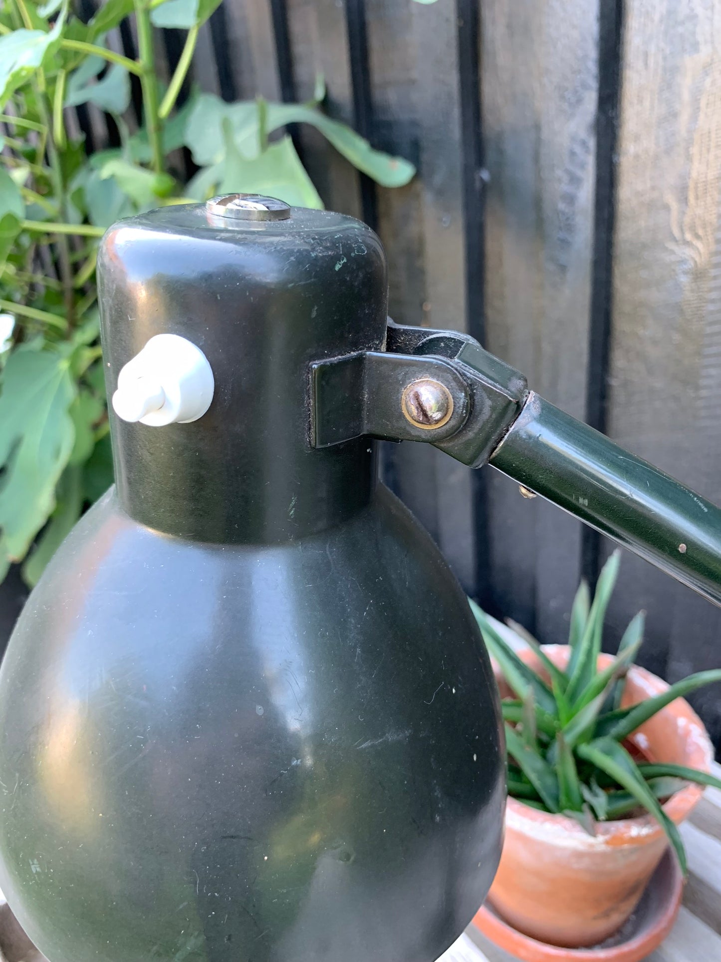 Gammel vintagelampe - mørkgrøn