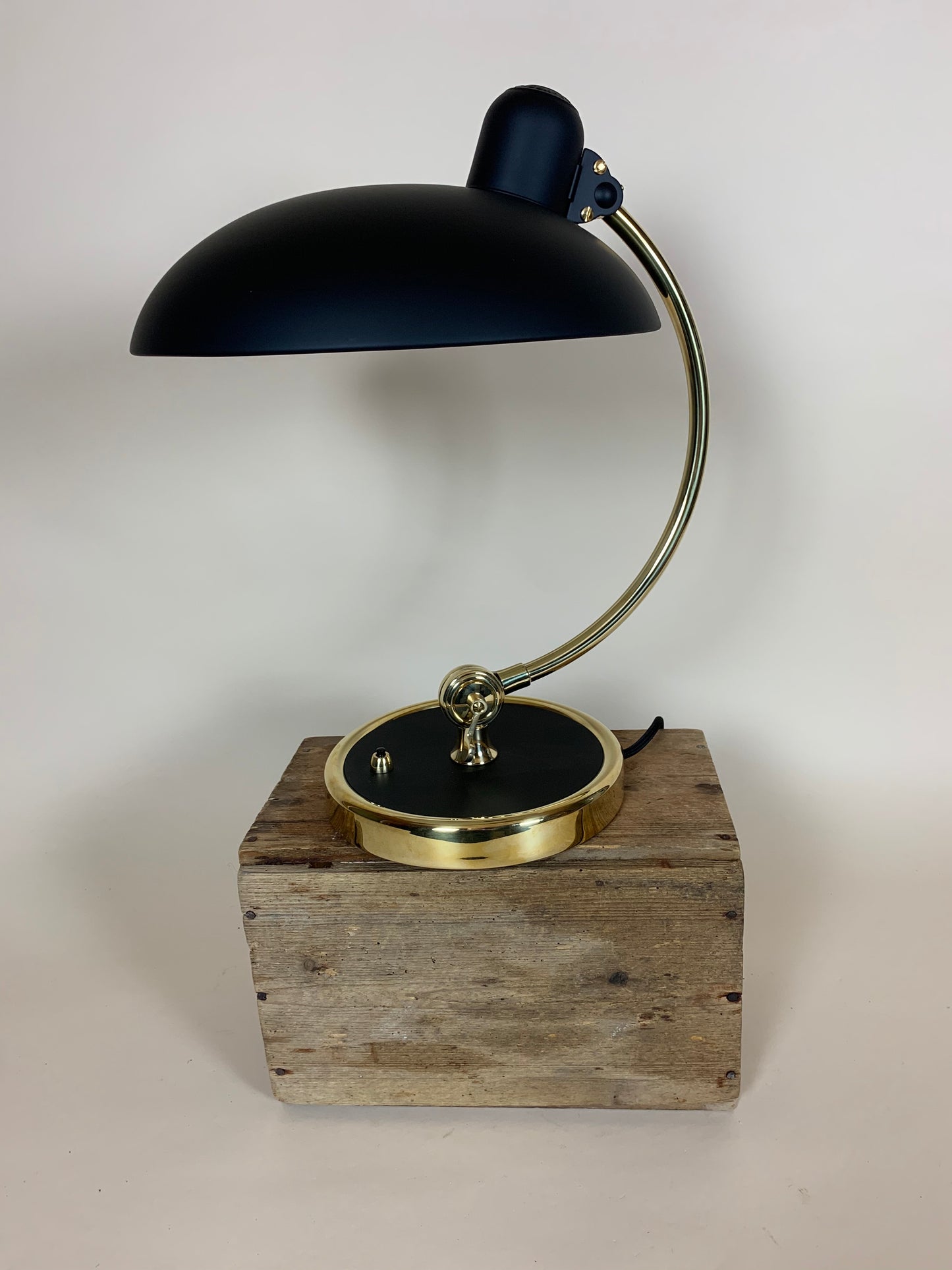 Kaiser Idell bordlampe - Mat sort med messing