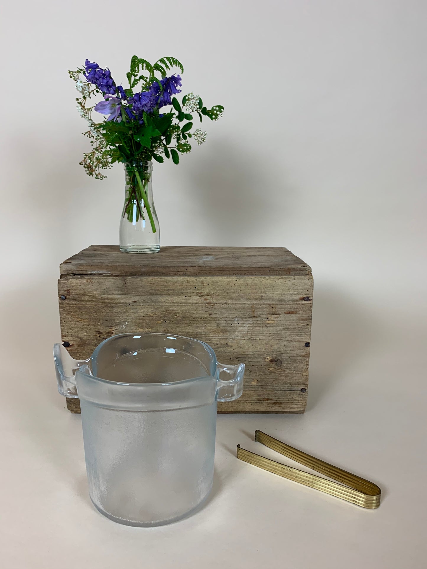 Isspand i matteret glas med tang