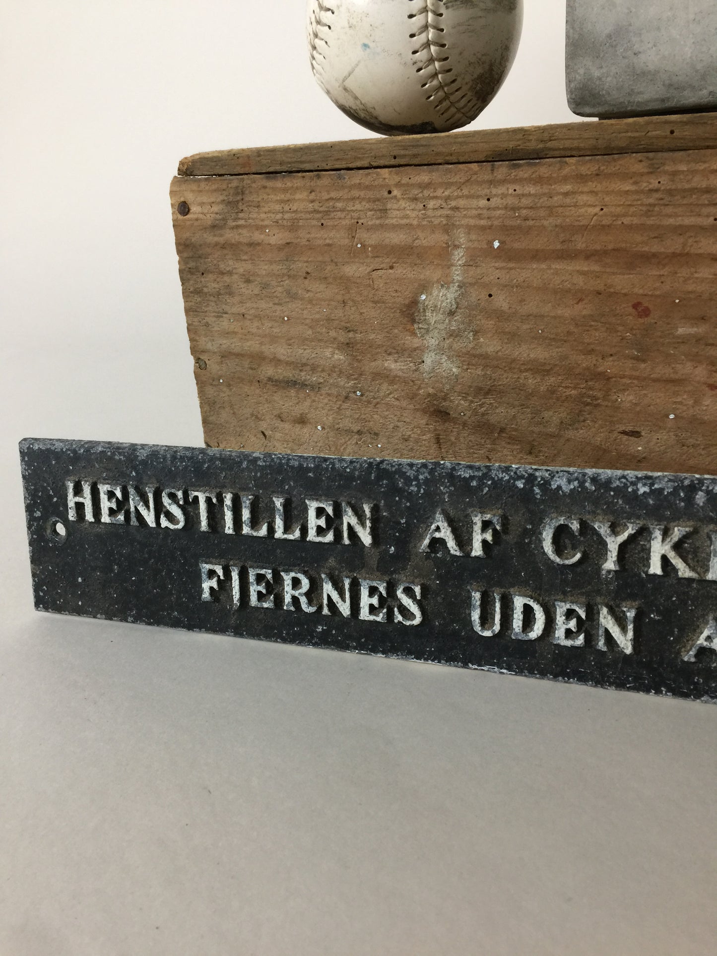 Smukt skilt med skøn patina
