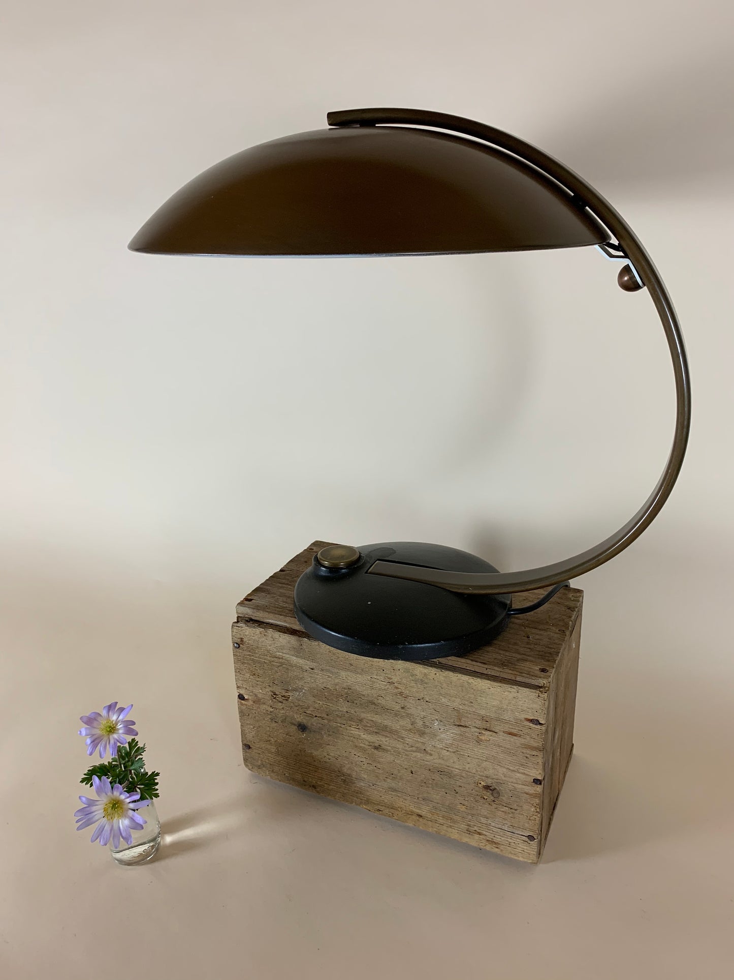 Egon Hillebrand messinglampe med sort fod
