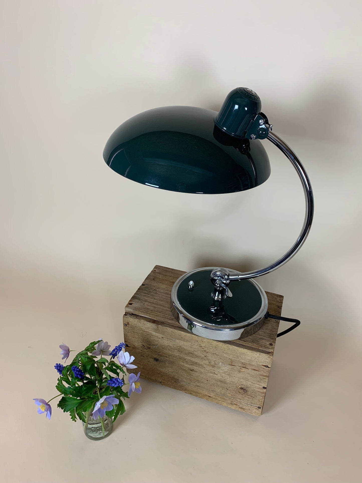 Kaiser Idell 6631 bordlampe i mørk grøn