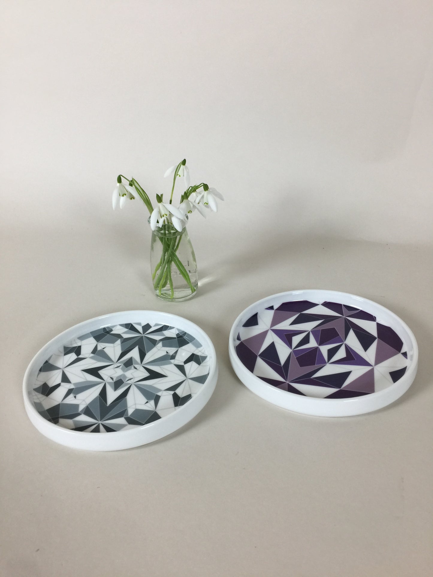 Tallerkner eller platter med grafisk mønster (Prisen er for 6. stk)