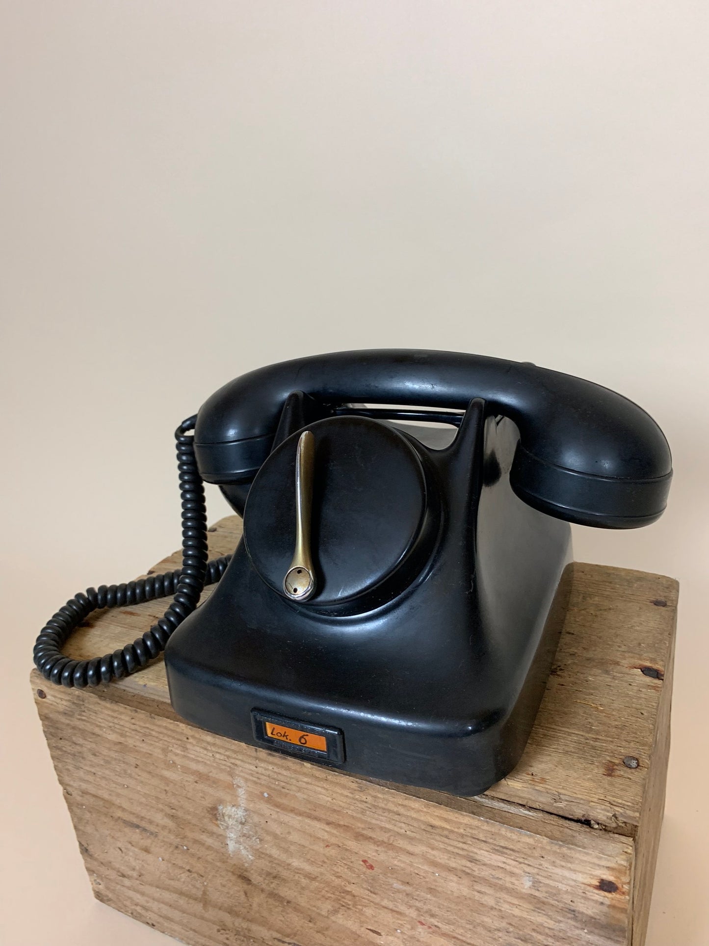 Gammel sort bakelit telefon