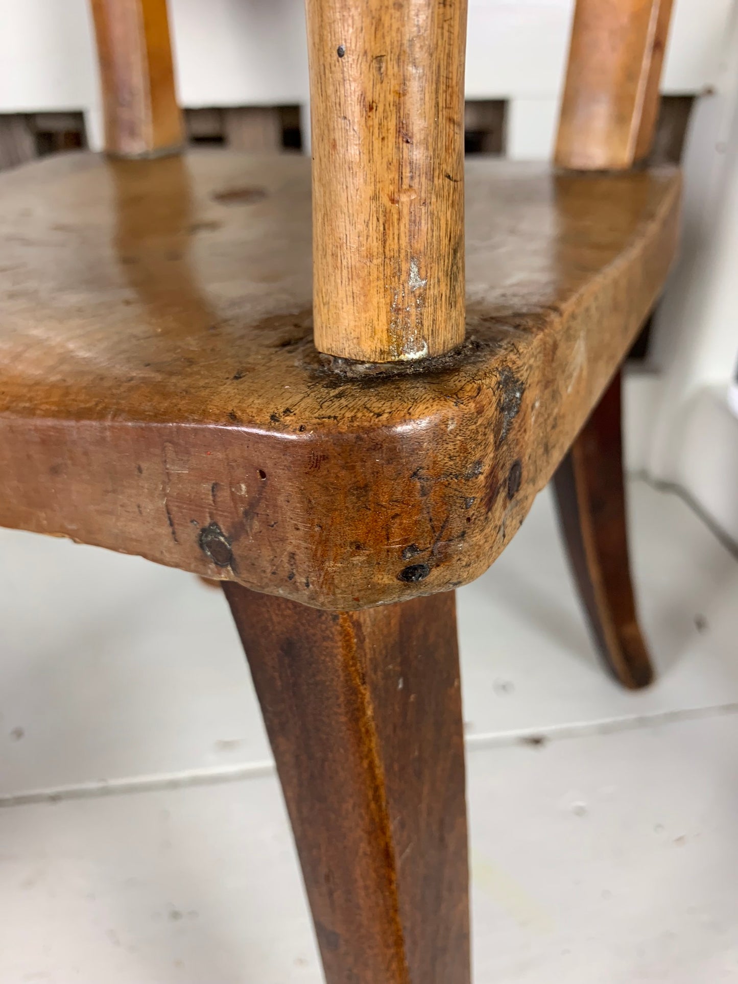 Meget gammel barnestol med skøn patina