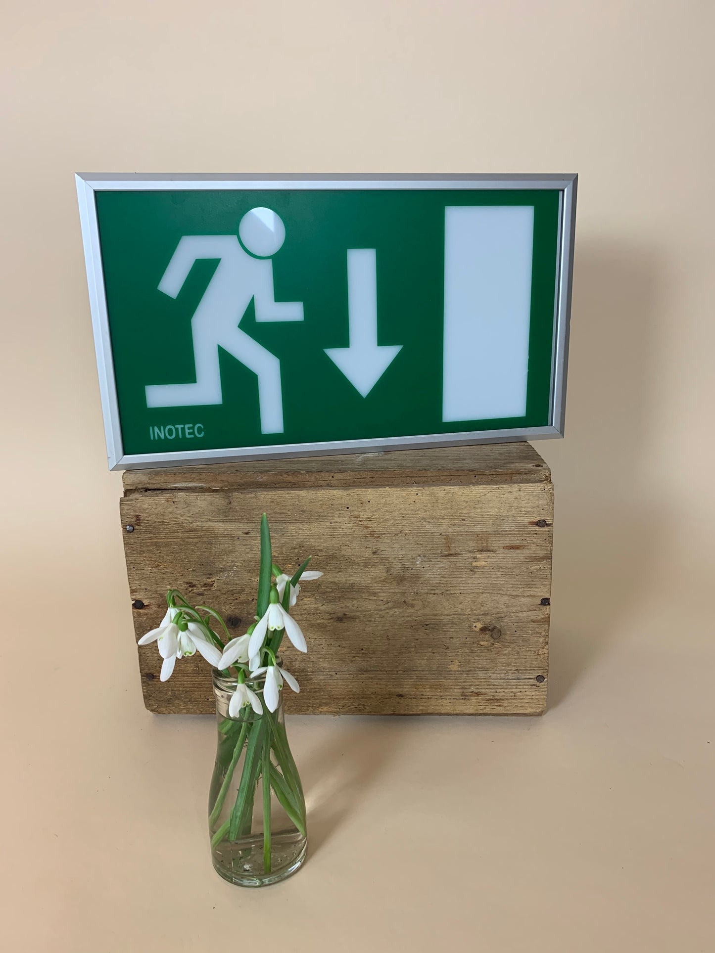 Lysskilt der fungerer som lampe