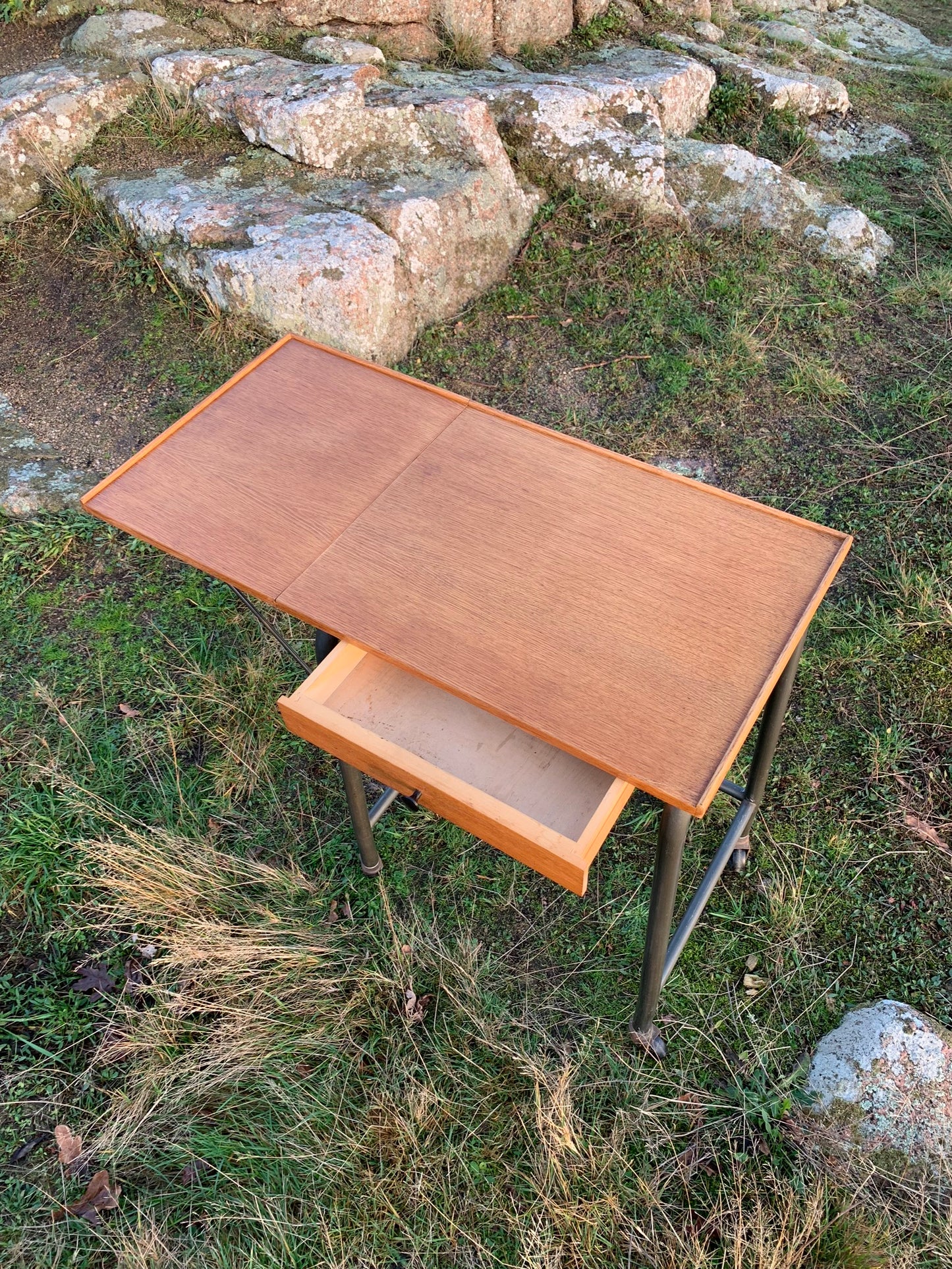 Skønt rullebord med skuffe