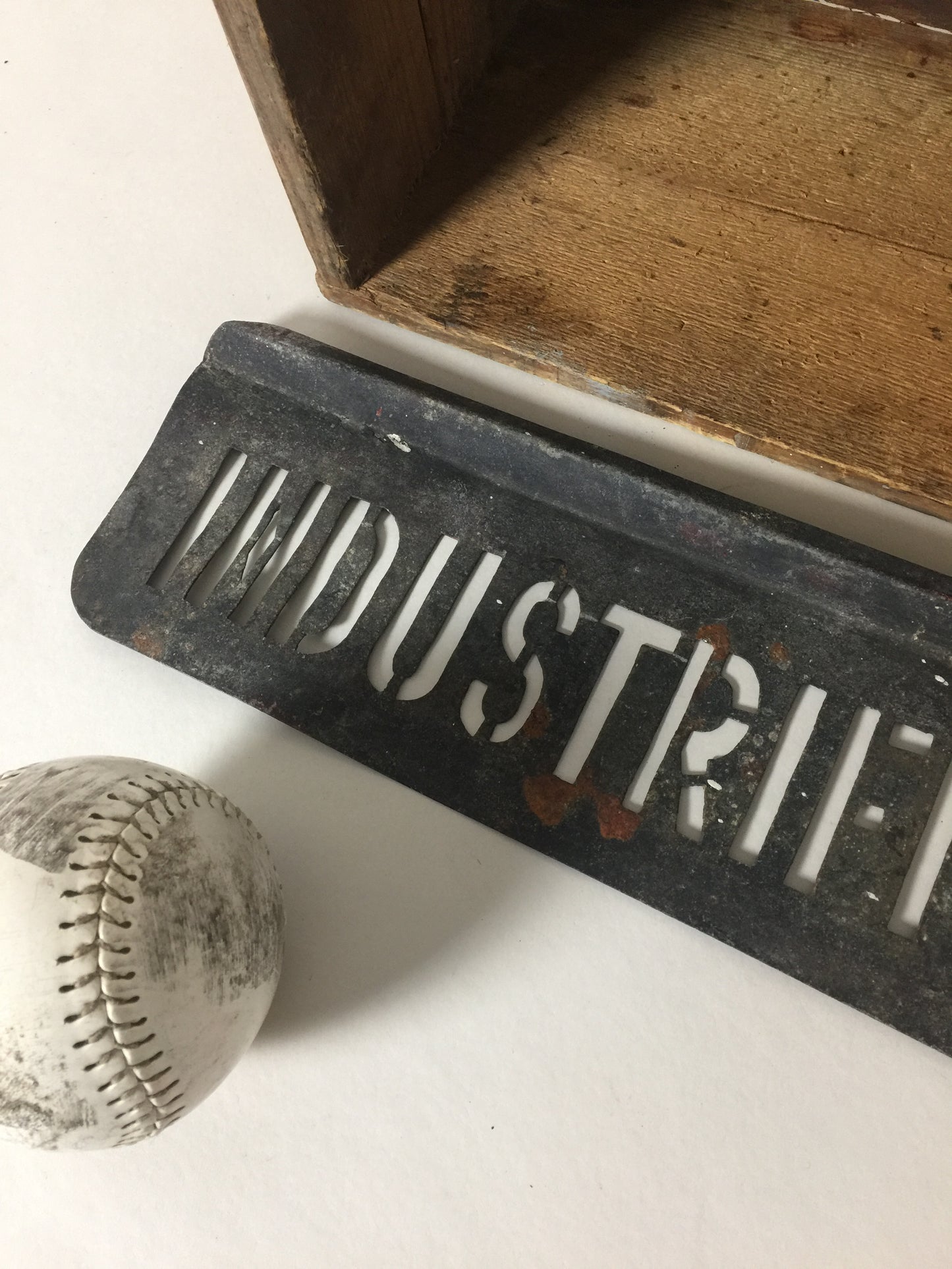 Skilt af den meget rå og industrielle slags